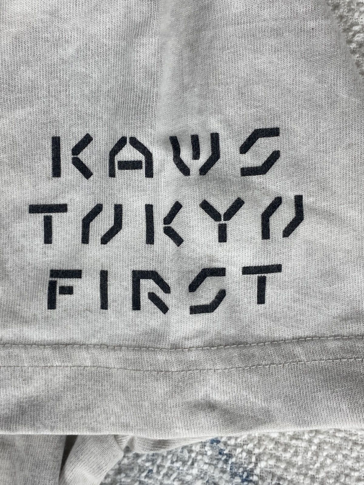 Kaws × Uniqlo × Vintage KAWS x Uniqlo Tokyo First Mori Arts Gallery Exclusive Tee L Size US L / EU 52-54 / 3 - 11 Thumbnail