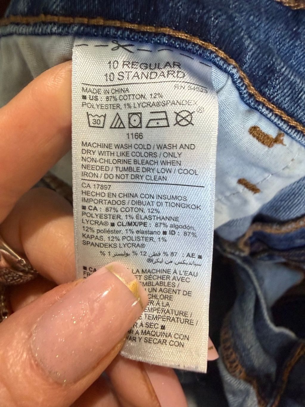 Old Navy Women's Old Navy Blue Jean Shorts Size 10 Size 32" / US 10 / IT 46 - 8 Thumbnail