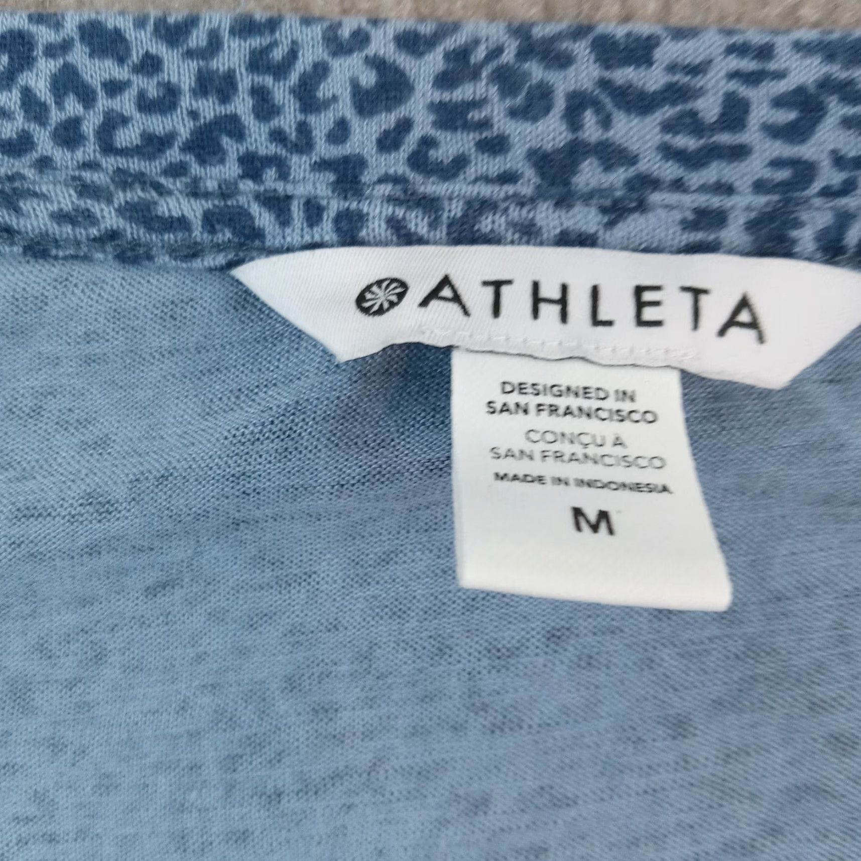 Athleta Athleta Blue Cheetah Print V-Neck Short Sleeve Yoga Shirt Womens Medium Size M / US 6-8 / IT 42-44 - 5 Thumbnail