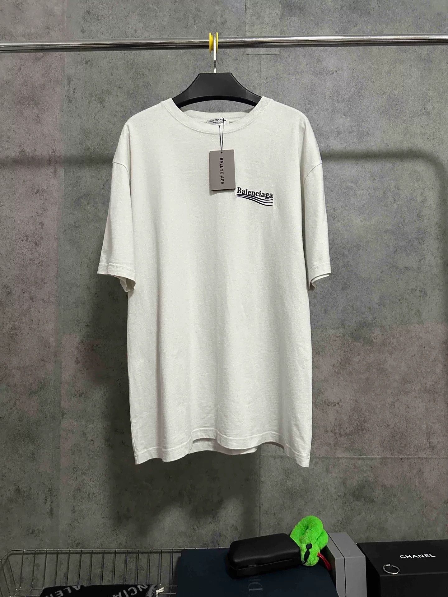 Balenciaga Balenciaga Short-Sleeve T-Shirt Coke Wave Logo Size US M / EU 48-50 / 2 - 1 Thumbnail
