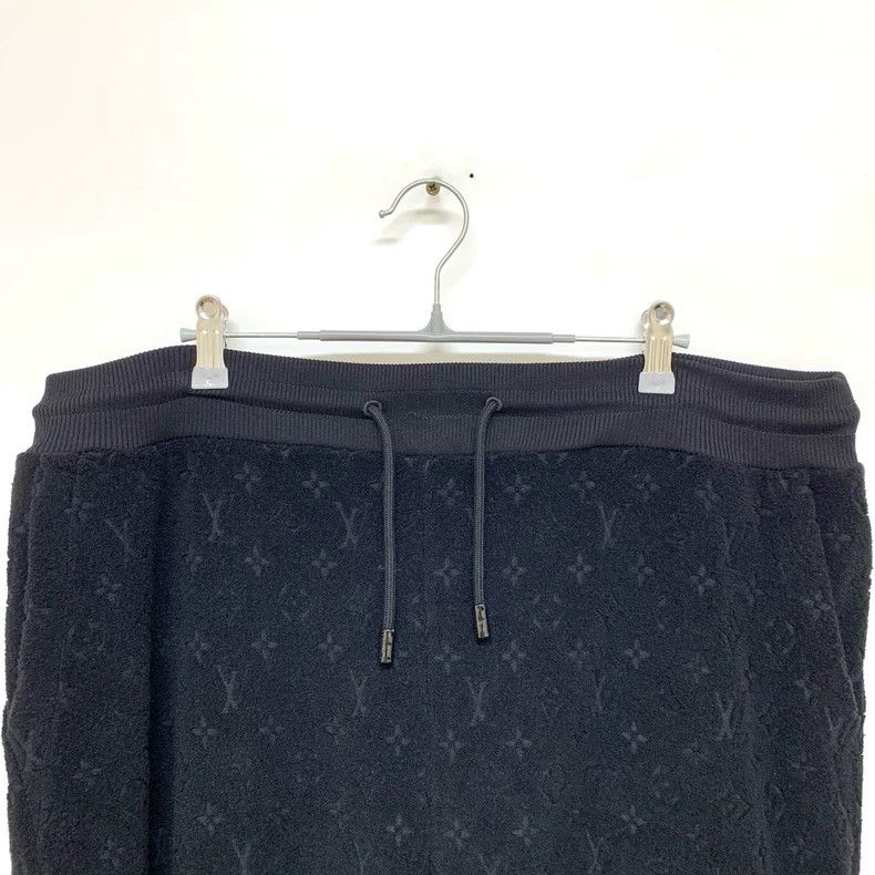 Louis Vuitton Louis Vuitton size l Black towel shorts with full logo shor Size US 28 / EU 44 - 3 Thumbnail