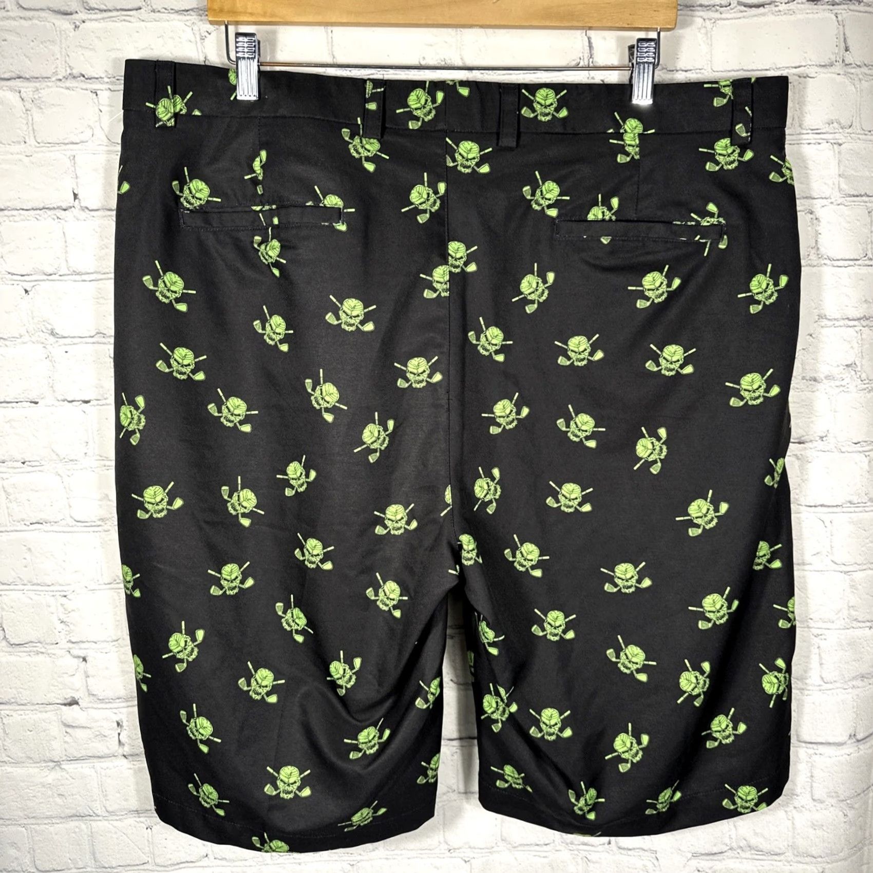 Gloverall Tattoo Golf Skulls Bermuda Shorts 40 Black Green All Over Print Golf Clubs Mens Regular 11in Inseam Size US 40 / EU 56 - 4 Thumbnail