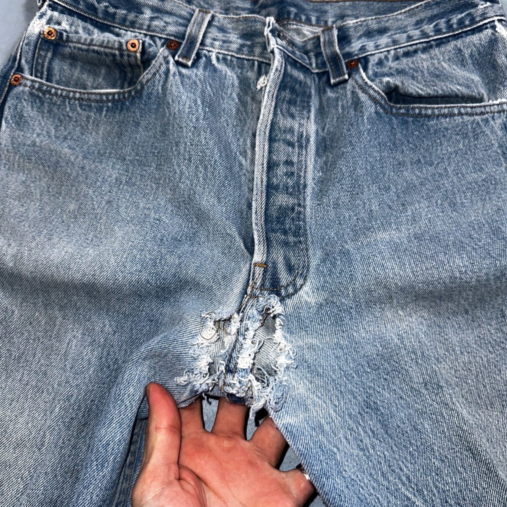 Levi's VINTAGE Levi's 501 Jeans - Men - Straight - 33x36 - Light Wash Denim - 90s USA Comfort Fit - Regular Rise - Button Fly - 501 Series - 1990s Size US 33 - 7 Thumbnail