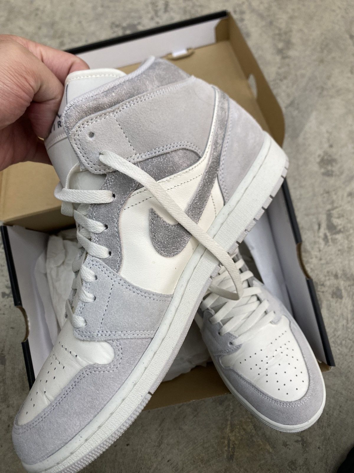 Jordan Brand Jordan 1 Mid SE Neutral Gray Sail Size US 10 / EU 43 - 9 Thumbnail