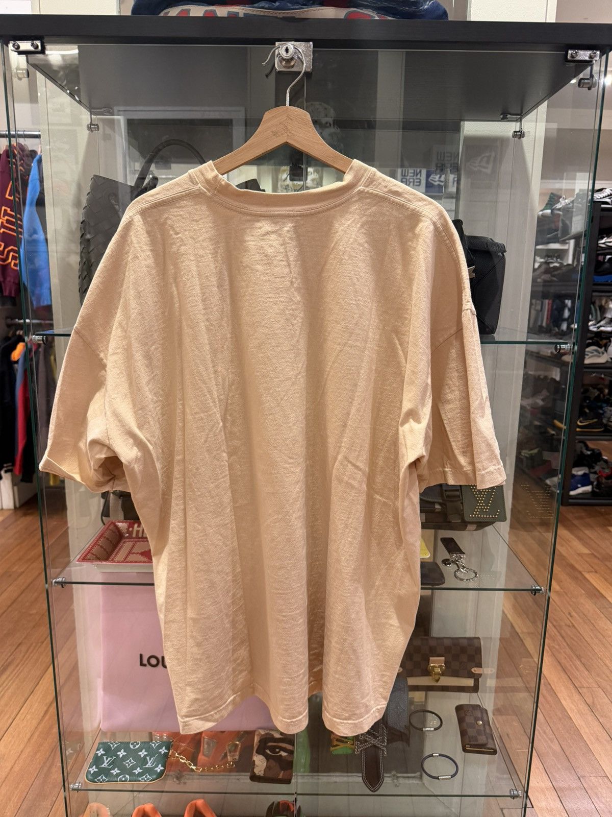 Online Ceramics Online Ceramics ‘Bear Sitting onMushroom’ Tee Size US XXL / EU 58 / 5 - 2 Thumbnail