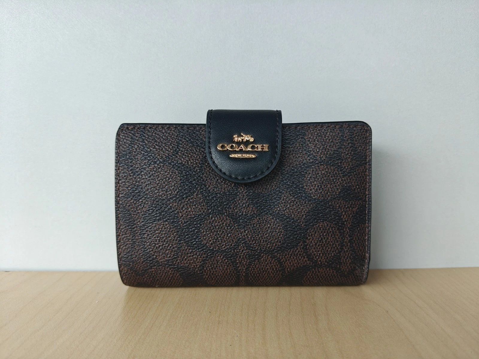 Coach Coach Medium Corner Zip Wallet In Signature T/1015 Size ONE SIZE - 1 Thumbnail