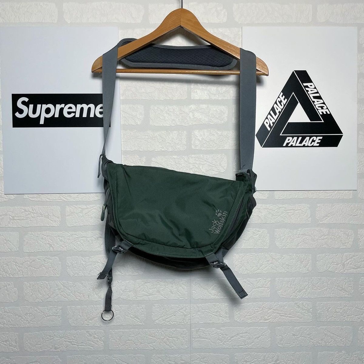 Jack Wolfskin × Vintage Jack Wolfskin Vintage Outdoor Messenger Bag Size OS Size ONE SIZE - 1 Thumbnail