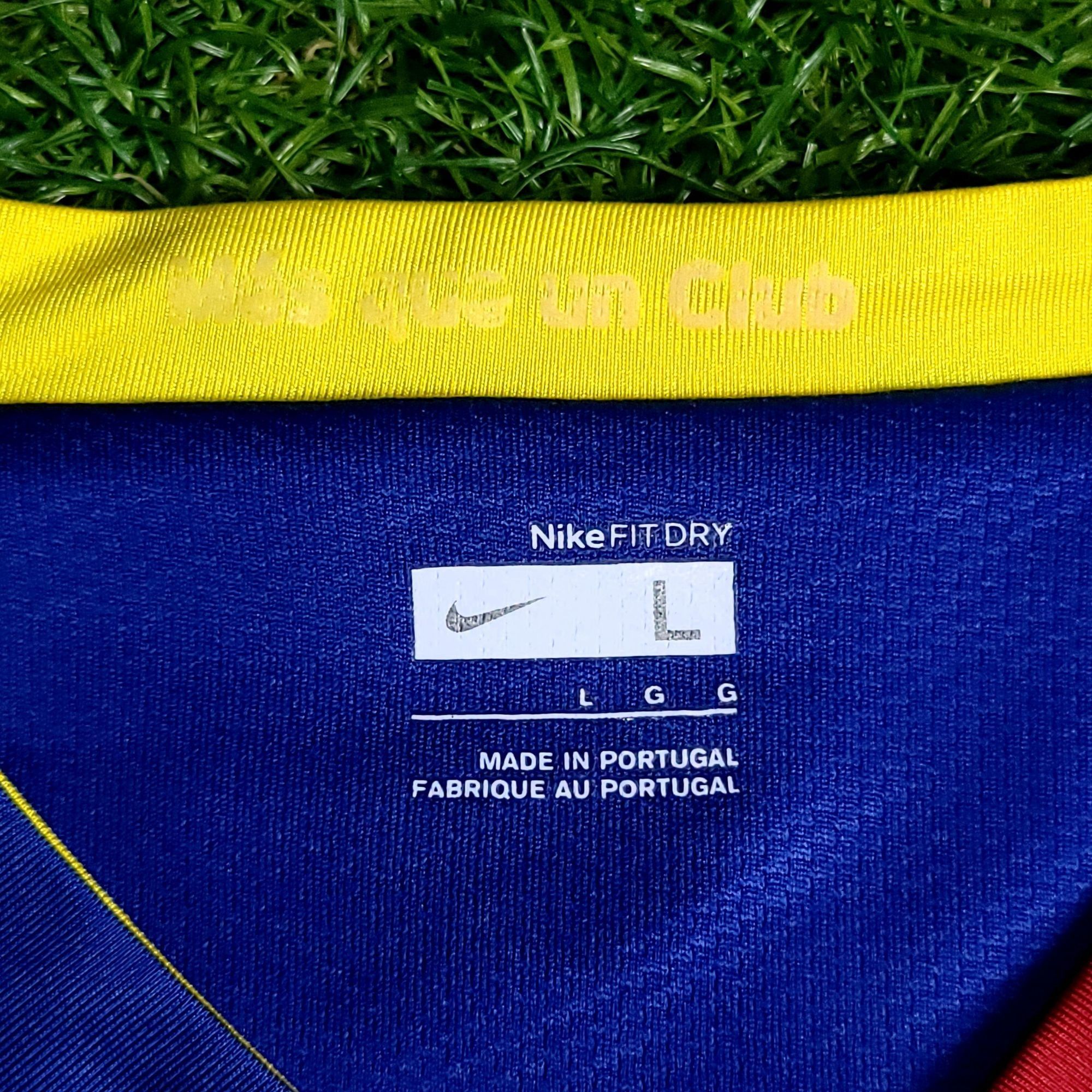 Nike Ronaldinho Barcelona 2006 2007 Soccer Jersey L Size US L / EU 52-54 / 3 - 5 Thumbnail