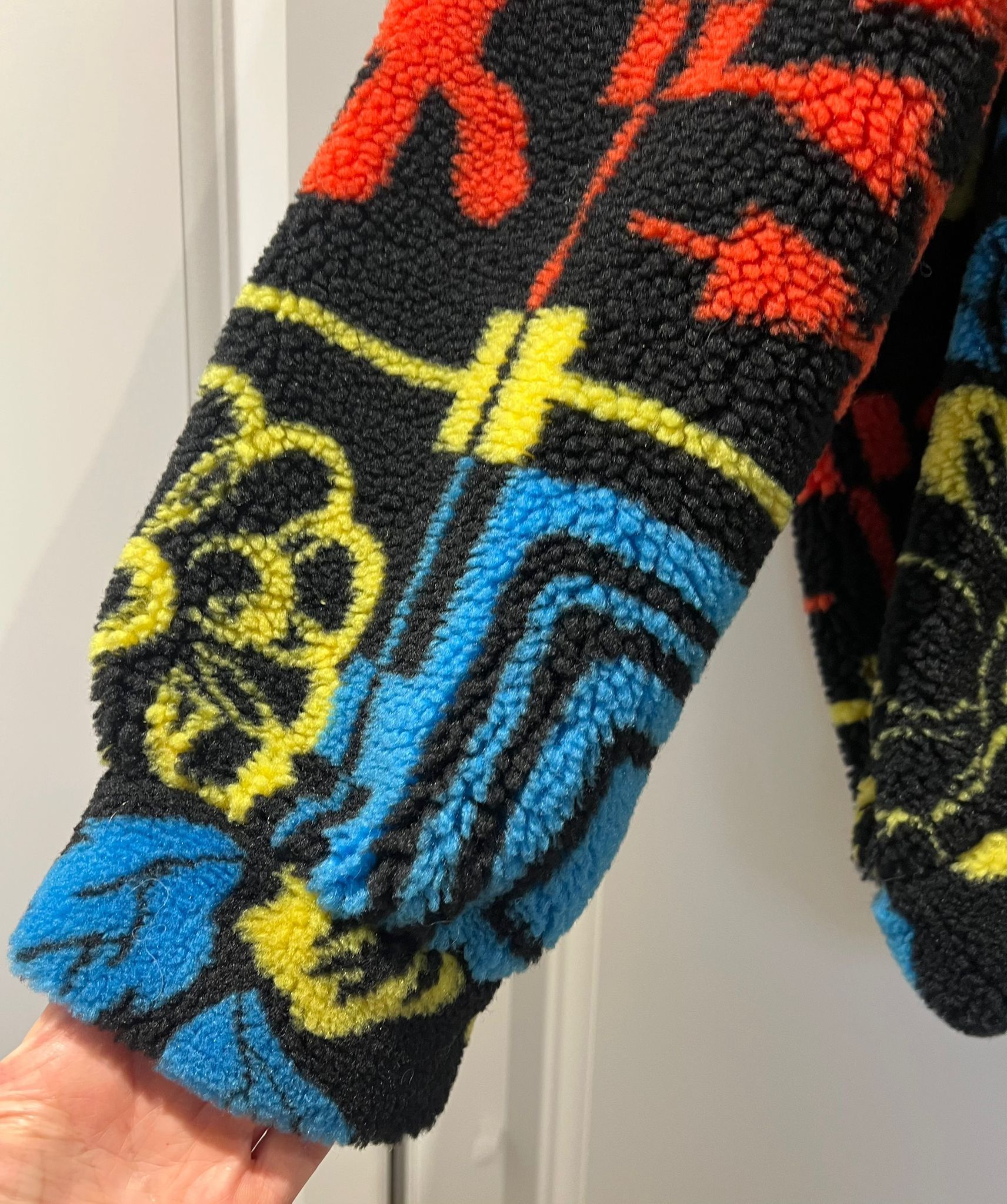 Oversized fleece with abstract patterns