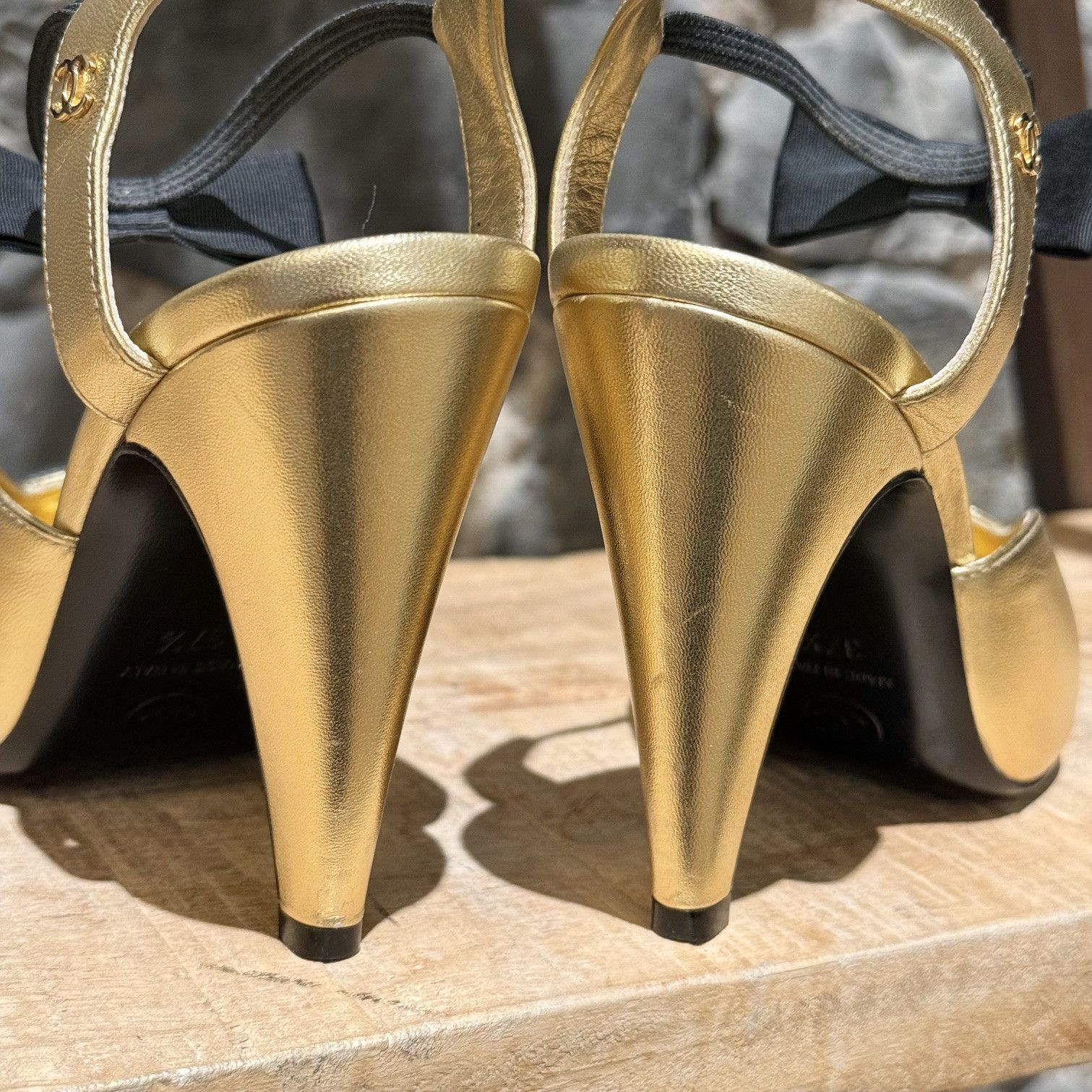 Chanel Chanel FW20 Metallic Gold Bow Accent CC Pumps Size US 7.5 / IT 37.5 - 6 Thumbnail
