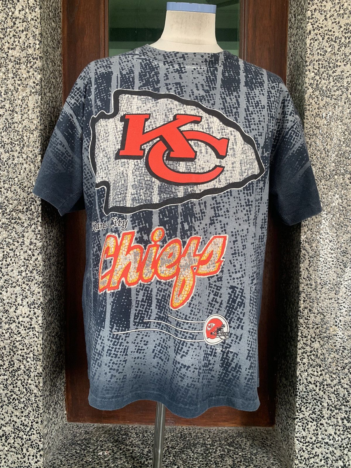 NFL × Vintage Vintage 90s Kansas City Chiefs Over Print NFL Team T shirt Size US L / EU 52-54 / 3 - 1 Thumbnail