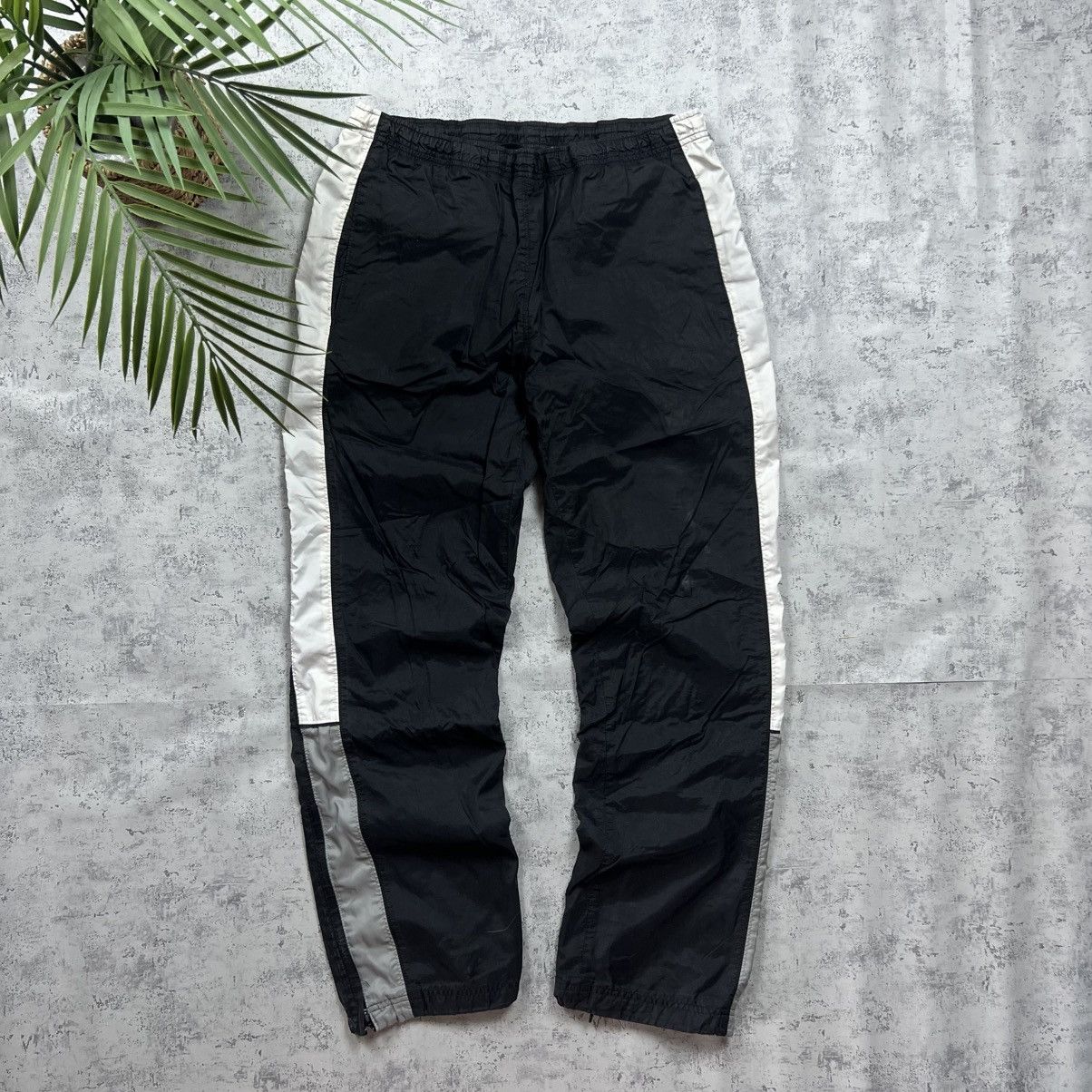 Nike 90s NIK EMBEOIDERED LOGO VINTAGE GORPCPORE PARACHUTE PANTS Size US 32 / EU 48 - 2 Thumbnail