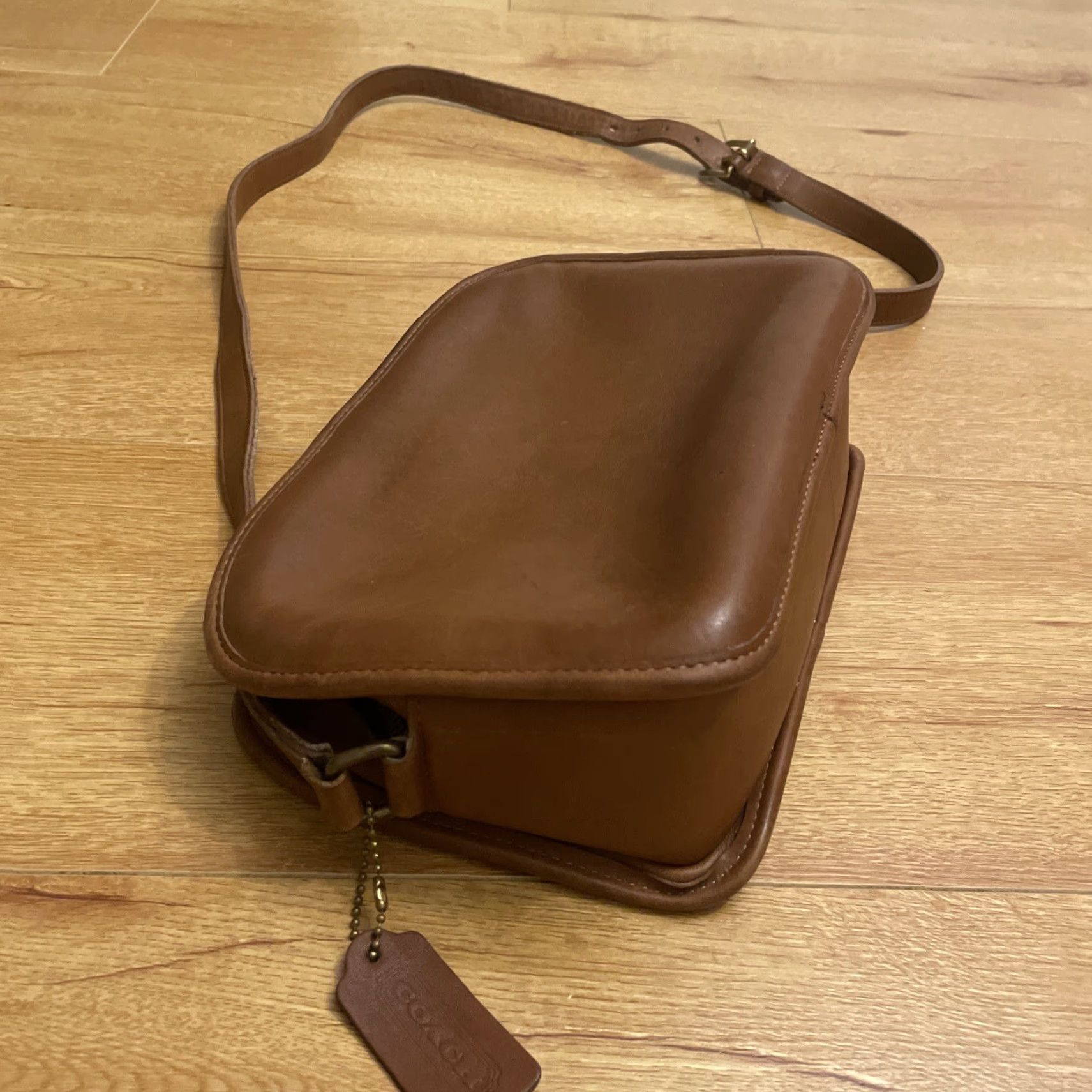 Coach VINTAGE COACH Lewiston Crossbody Bag British Tan 1990s Leather Small Womens Bags Boho Size ONE SIZE - 5 Thumbnail