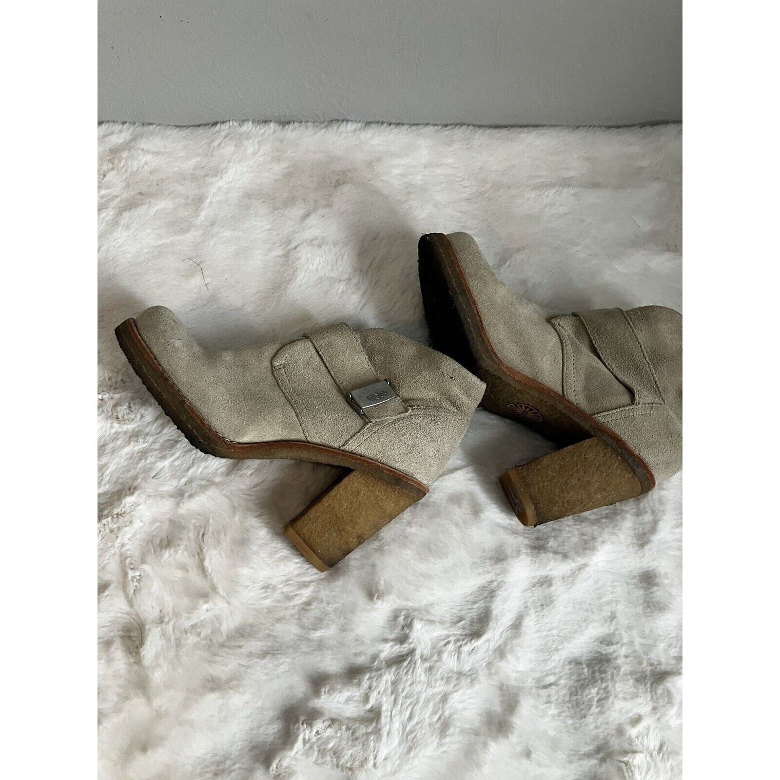Ugg UGG Mini boots Women's Sand 1 1/2 inch heel fur inside sz 6 Size US 6 / IT 36 - 4 Thumbnail