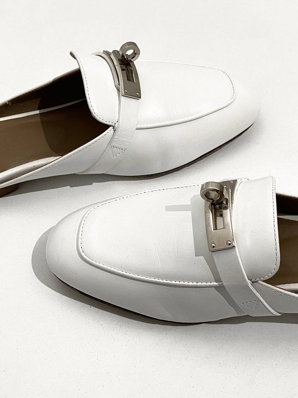 Hermes Hermes Kelly Buckle Logo White Leather Oz Flat Mules Shoes Size US 5 / IT 35 - 14 Thumbnail
