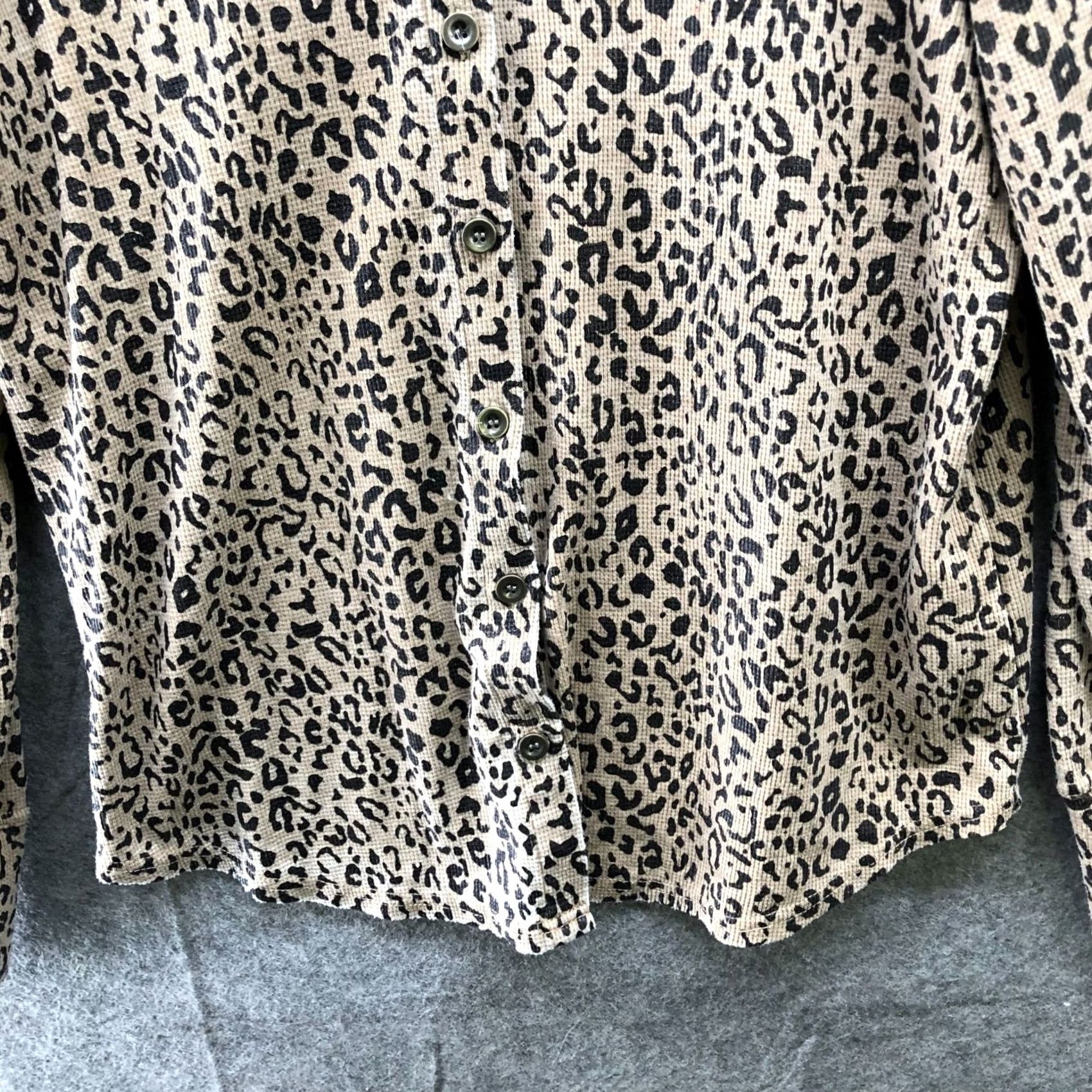 Vintage VINTAGE Jane & Delancey Leopard Print Long Sleeve Shirt Womens M Button Down Tan Waffle Size M / US 6-8 / IT 42-44 - 4 Thumbnail