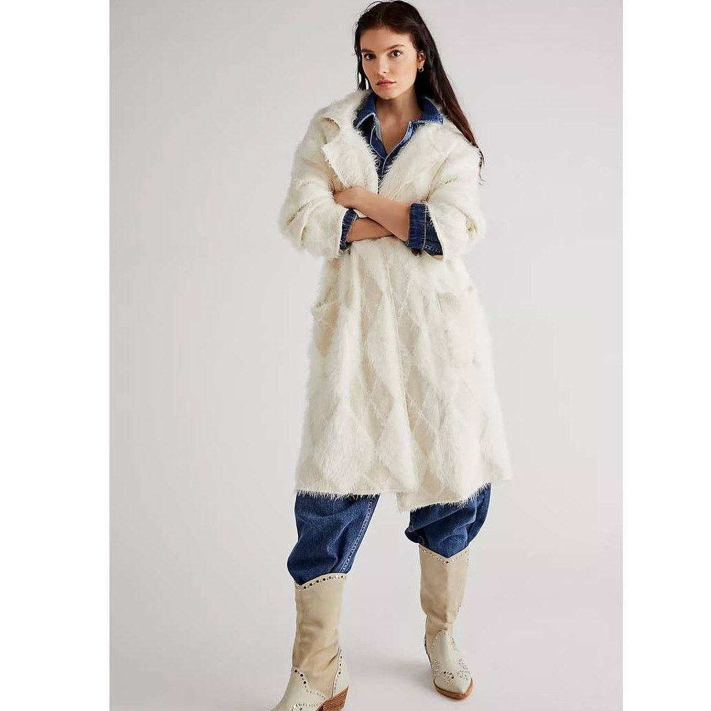 Free People New Free People David Cardi $398 MEDIUM Ivory FUZZY Coatigan Size M / US 6-8 / IT 42-44 - 1 Thumbnail