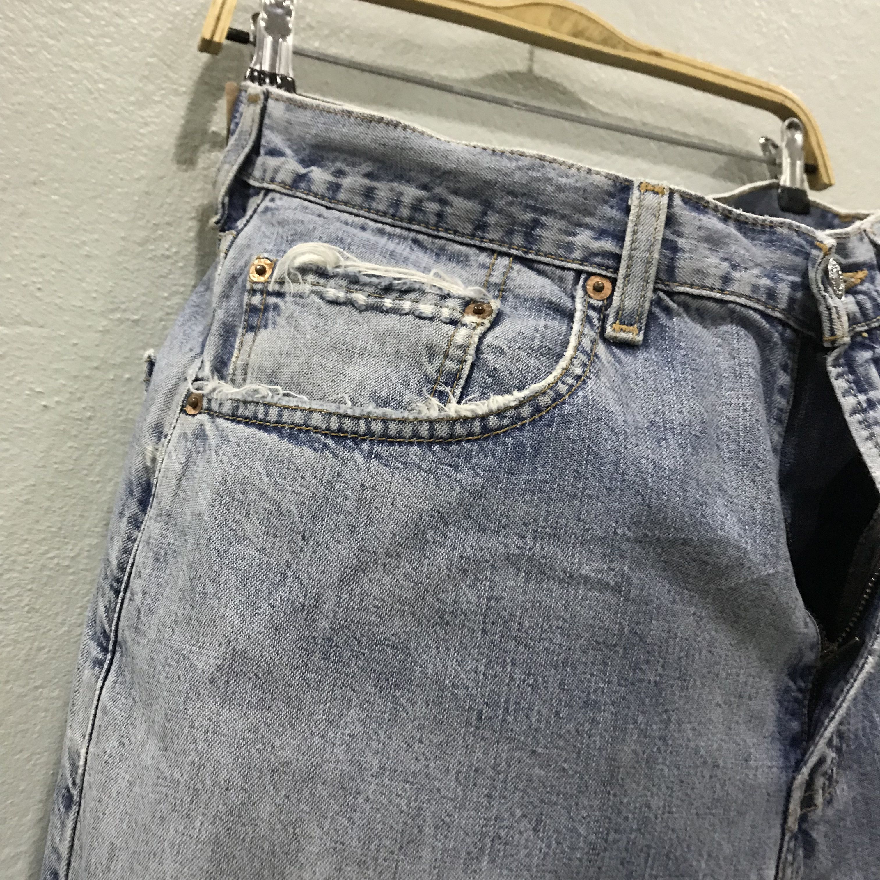 Levi's Vintage Levi’s 569 Loose Straight Light Wash Distressed Size US 34 / EU 50 - 9 Thumbnail