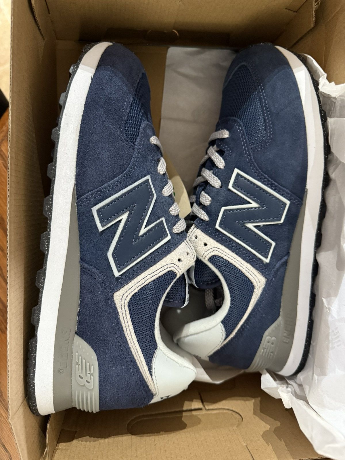 Men’s Newbalance 574 running shoe size 8 NEW