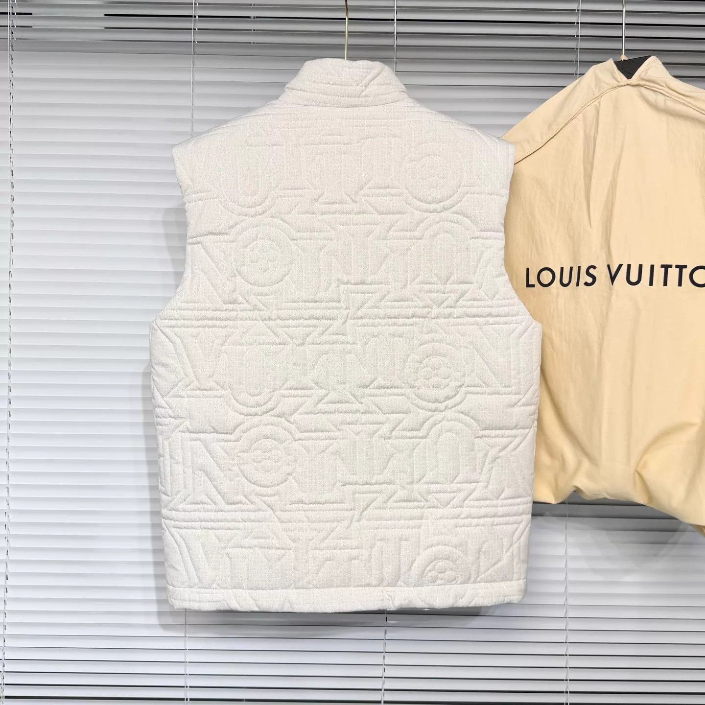 Louis Vuitton LV 24 New Runway White Down Vest Size 48 Embossed Logo Size US M / EU 48-50 / 2 - 2 Thumbnail