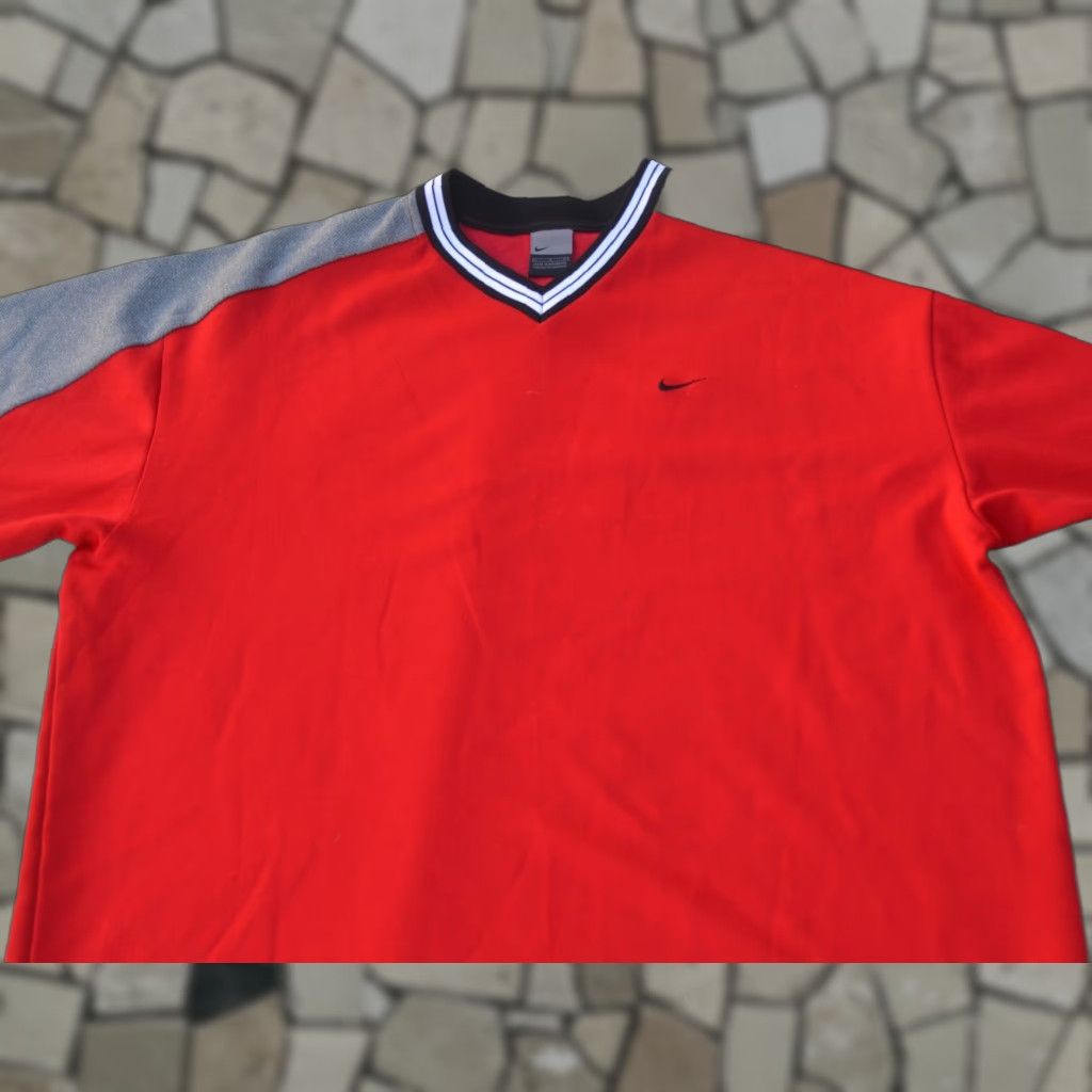 VINTAGE Nike Men's Red Shirt Size L.