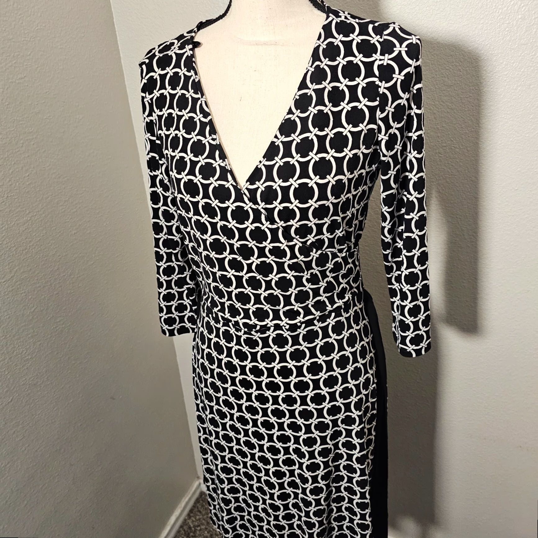 White House Black Market White House Black Market Dress 3/4 Sleeve Belted V-Neck Midi Black Women's 8 Size M / US 6-8 / IT 42-44 - 2 Thumbnail