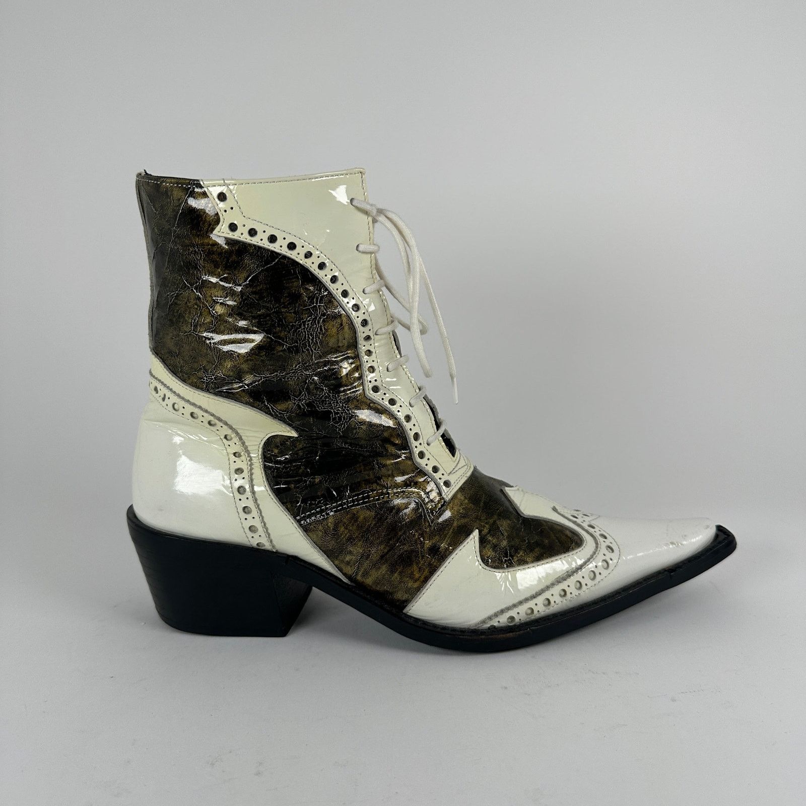 5351 Pour Les Hommes Cut-Out White Patent Leather Pointed
