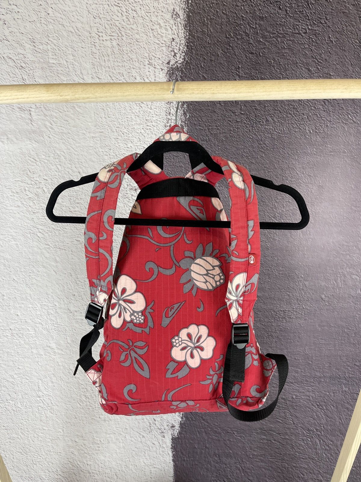 Quiksilver Quiksilver vintage red faded flower pattern backpack Size ONE SIZE - 10 Thumbnail