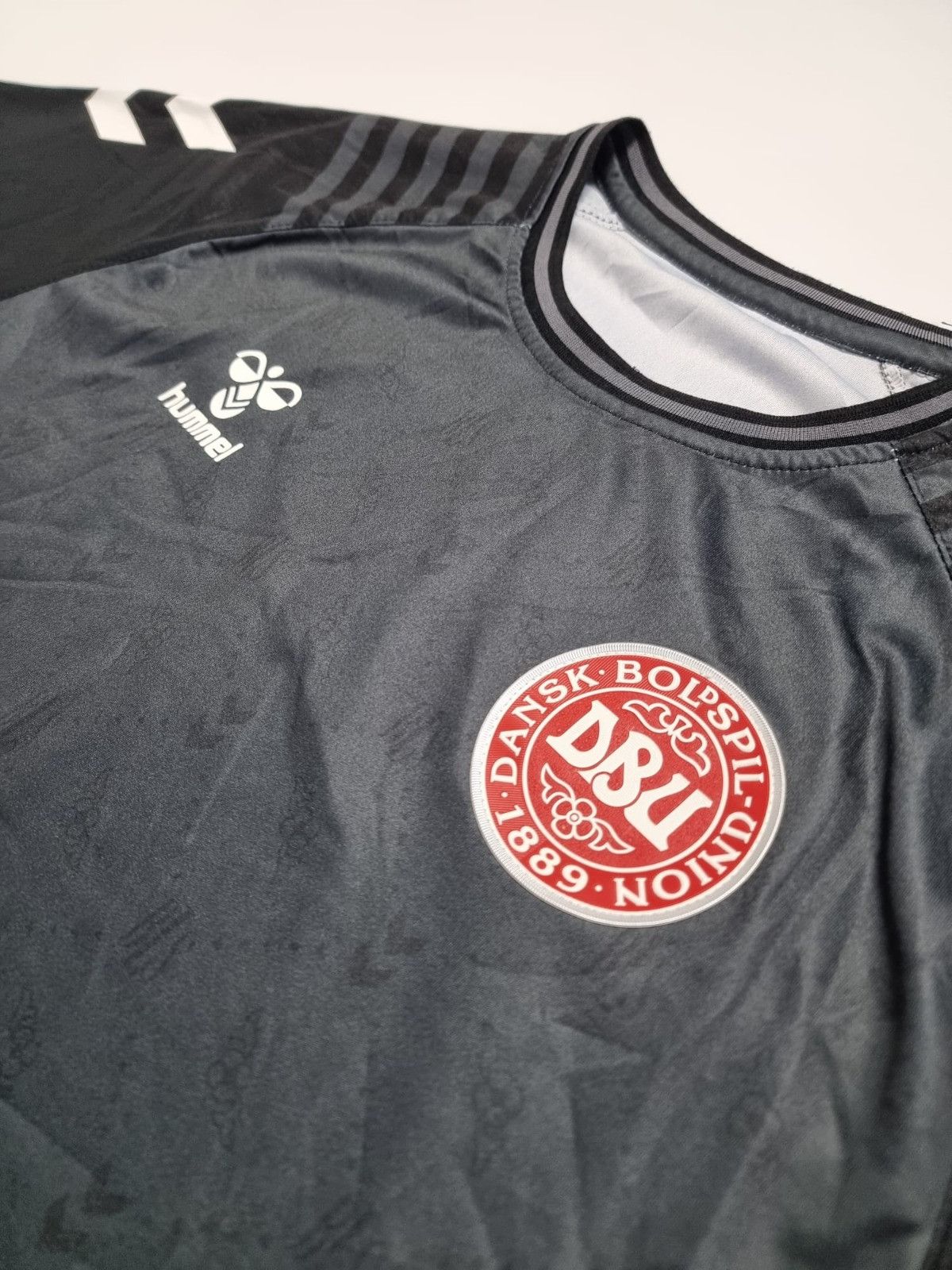 Hummel Denmark 2022 GK special kit Hummel L mens football shirt Size US L / EU 52-54 / 3 - 7 Thumbnail