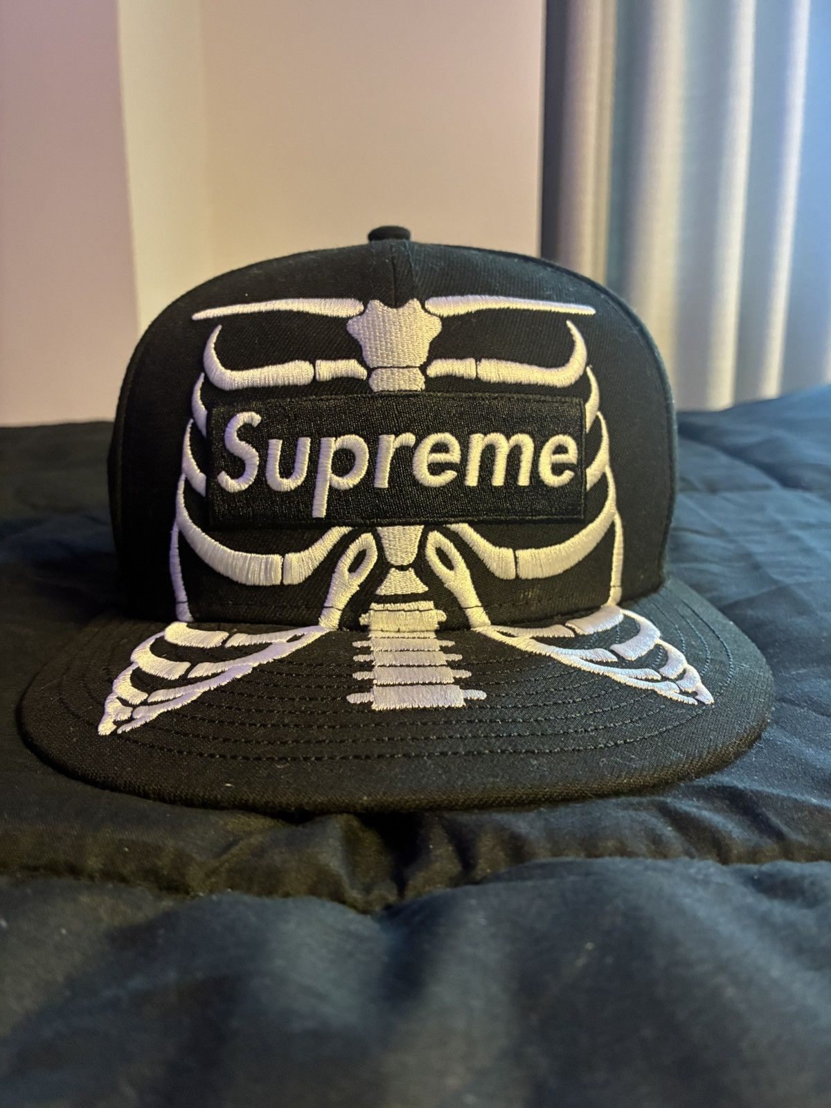 帽子 Supreme Bones Box Logo New Era Black Supreme Bones Box Logo New Era Poly New Era® 59FIFTY