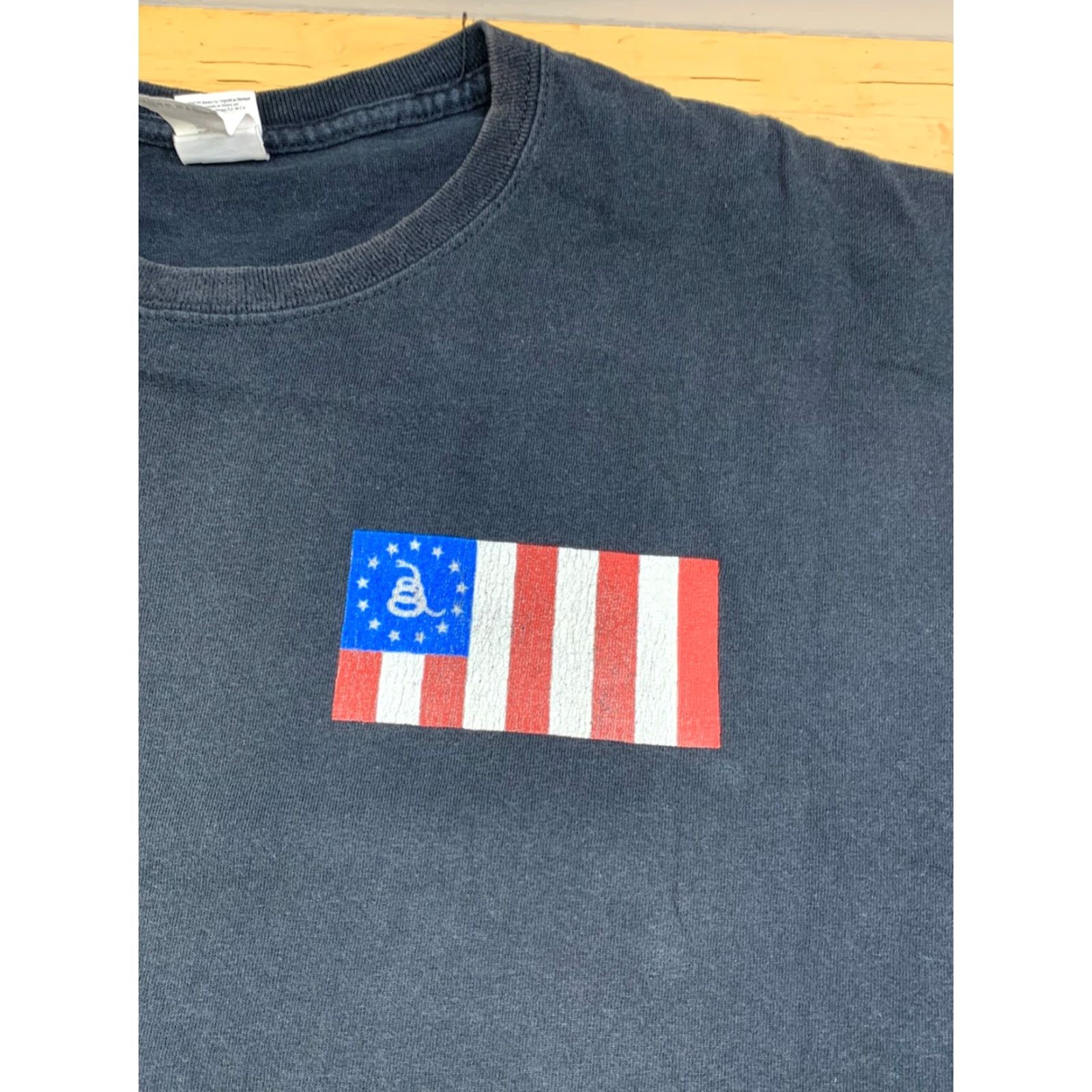 Gildan United States of America A History of Defiance Flag Shirt Mens 2XL Black Size US XXL / EU 58 / 5 - 4 Thumbnail