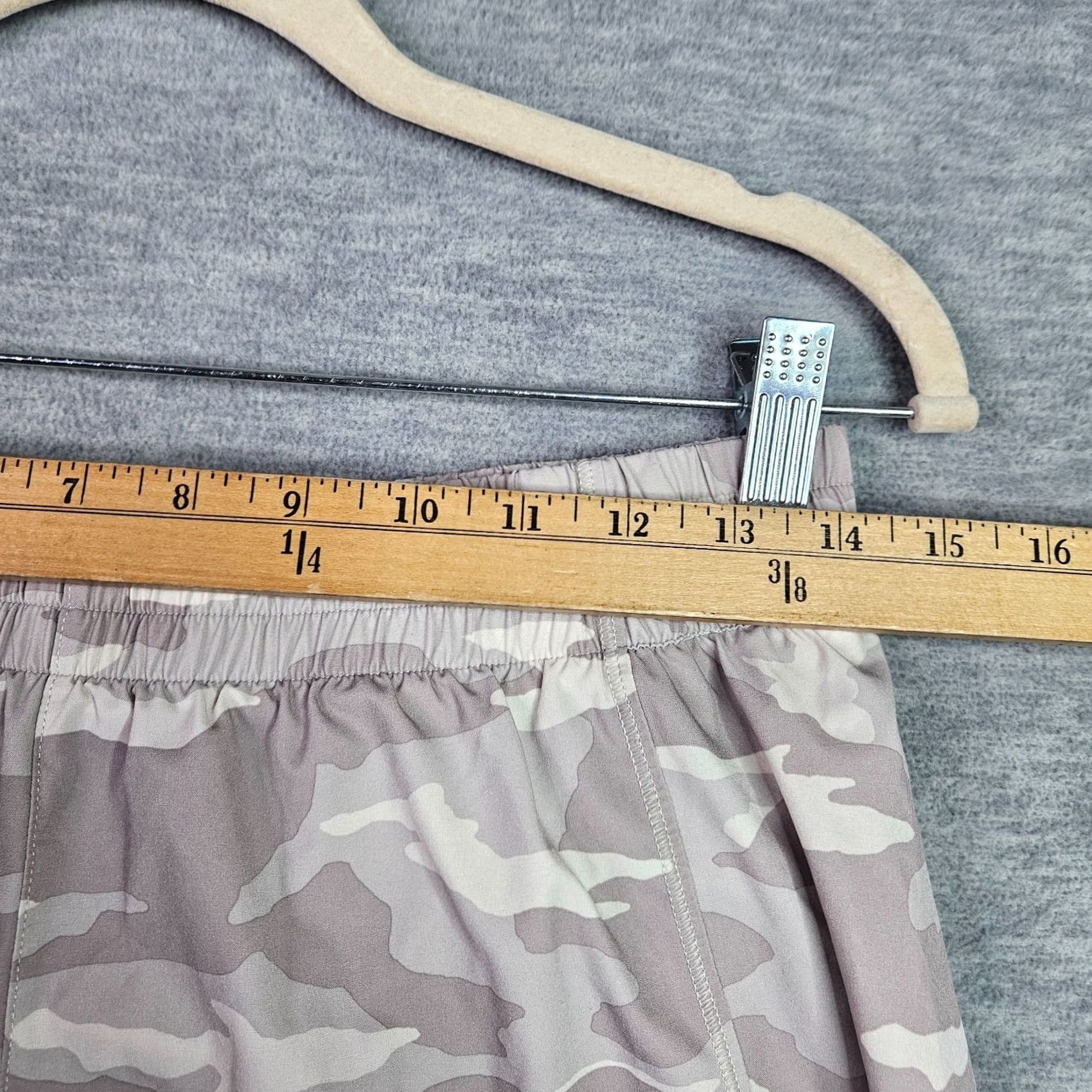 Athleta Athleta Hustle 3" Camo Printed Women's Workout Shorts Size S Athletic, Multicolor, Drawstring, Elastic Waist, Regular Fit, Polyester Size 28" / US 6 / IT 42 - 3 Thumbnail
