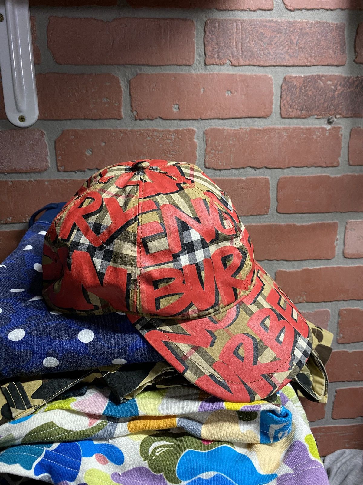 Burberry キャップ　LOVE リカルドティッシ　チェック　グラフィティ Burberry キャップLOVE リカルドティッシチェックグラフィティ