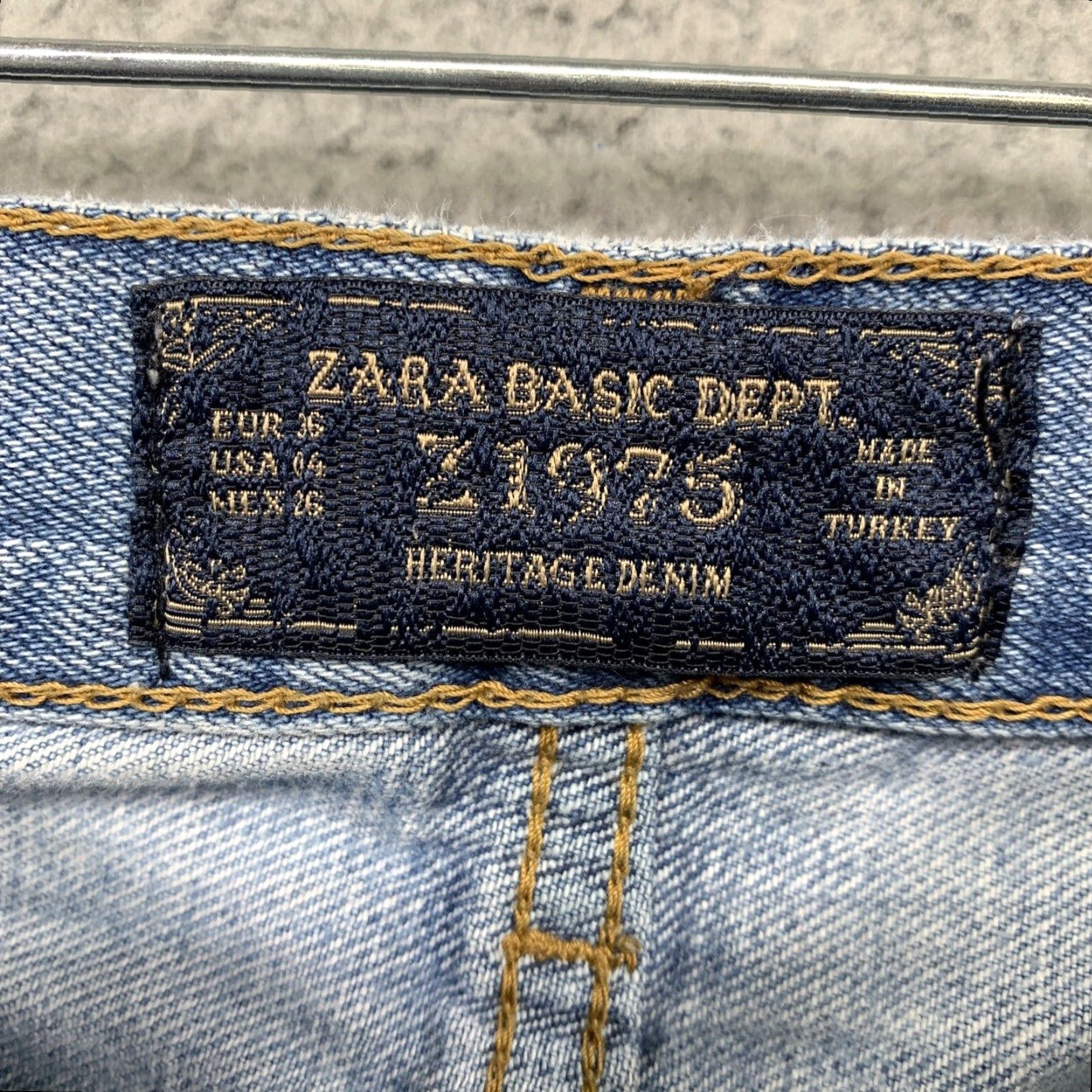 Zara ZARA Basic Z 1975 Jeans Light Wash Distressed 5-Pocket LOGO Regular Size 4 Women Jeans Mid Rise Light Blue - 26.5 Inseam Distressed Size 29" - 7 Thumbnail