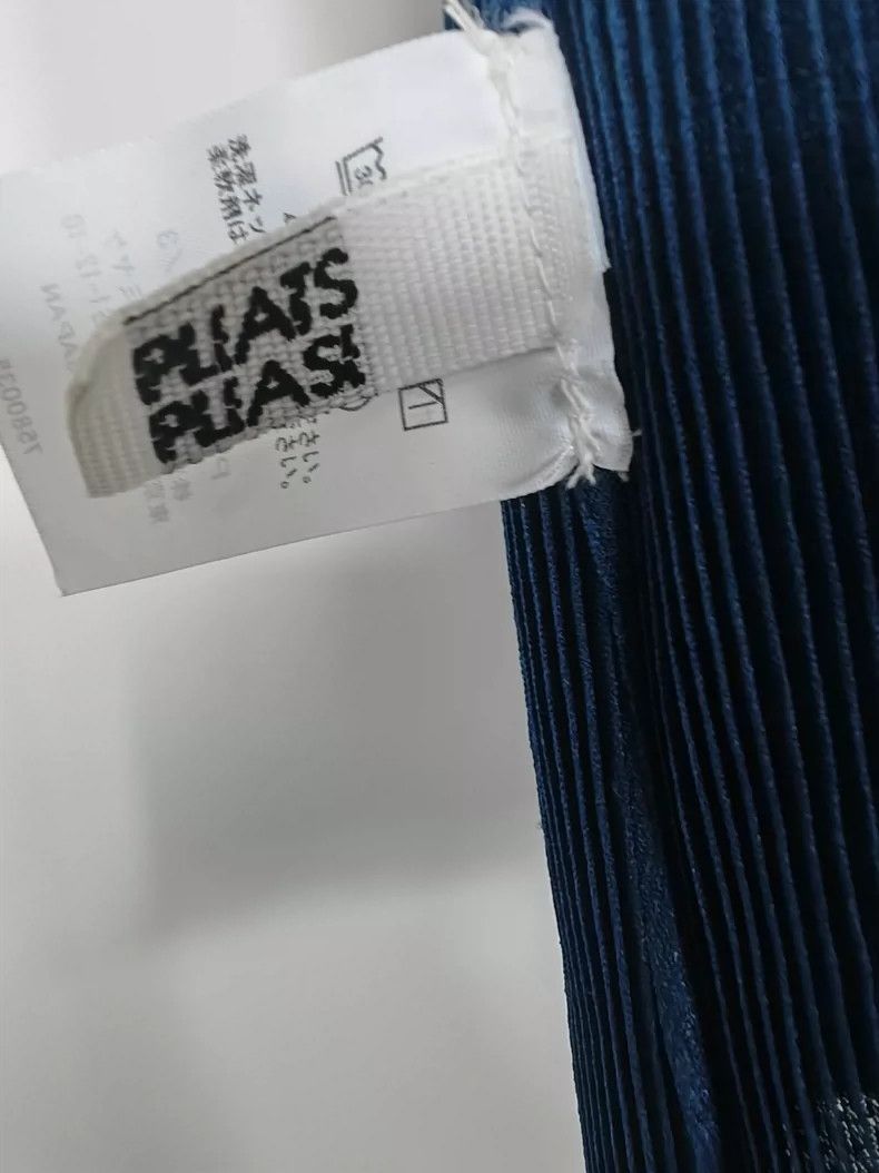 Issey Miyake Issey Miyake size:3 Dark blue pleated V-neck short-sleeved Size S / US 4 / IT 40 - 6 Thumbnail