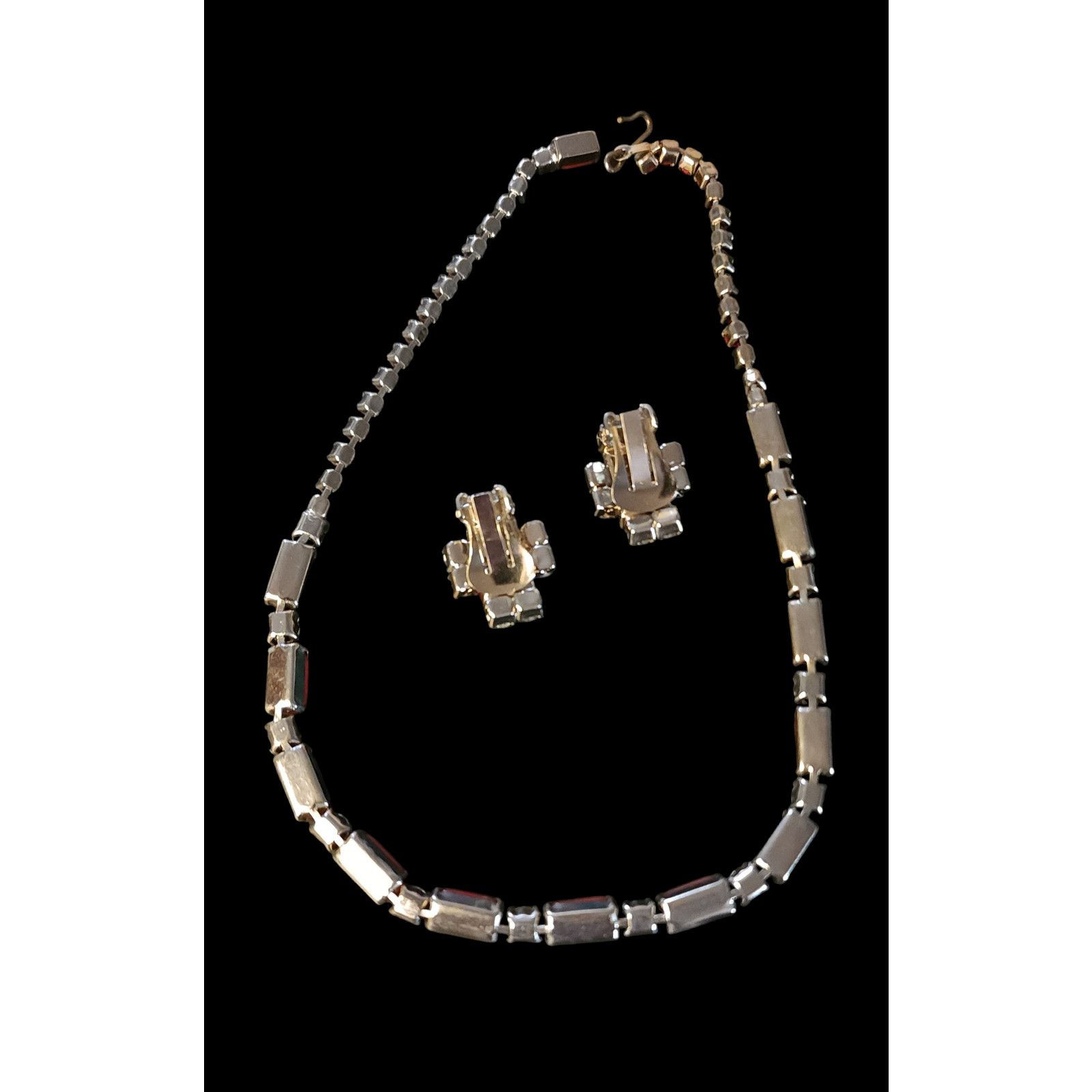 The Unbranded Brand Vintage red stone rhinestones clip on earrings & necklace. Size ONE SIZE - 2 Thumbnail