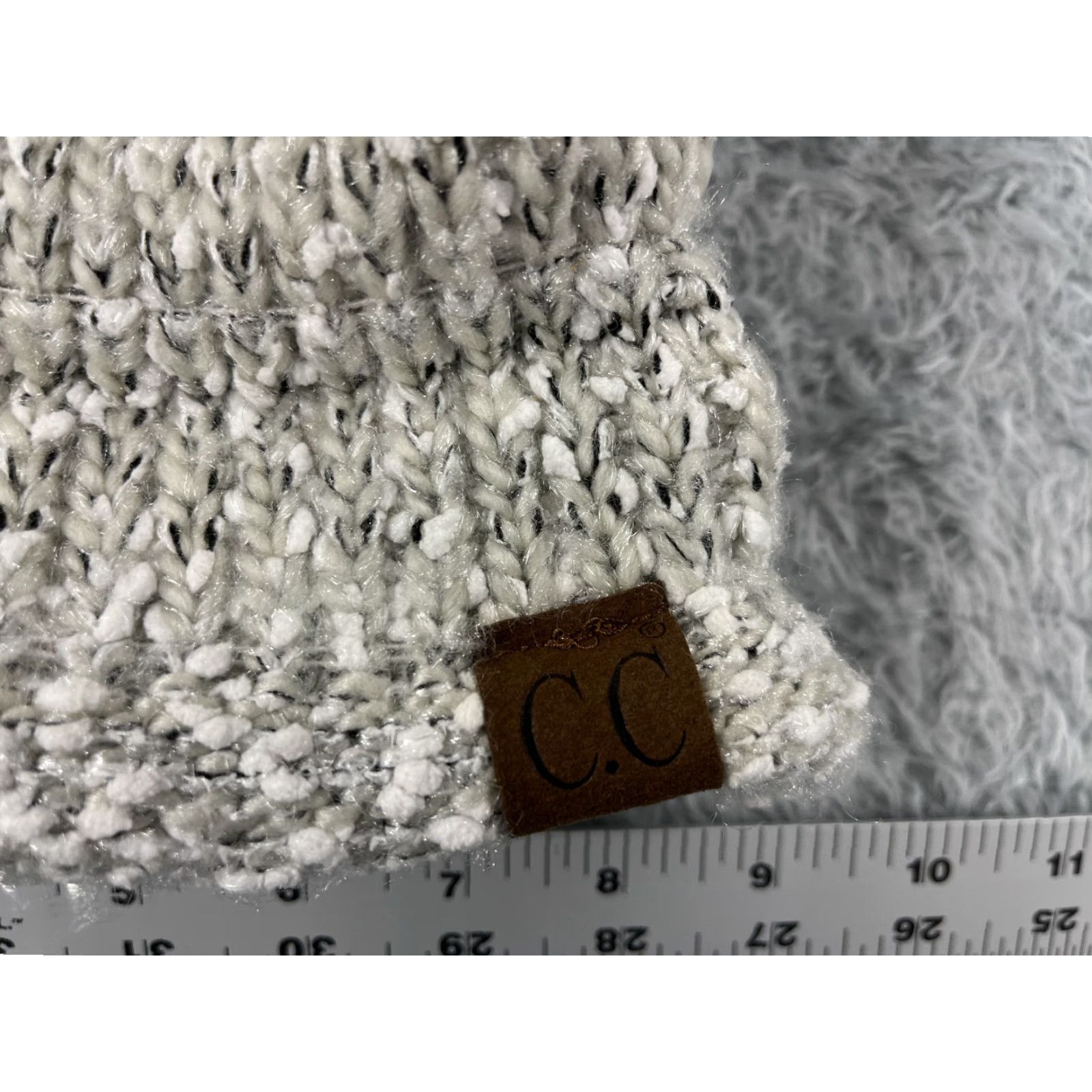 Vintage C.C Exclusives Beanie Toque Womens One Size Gray White Knit 100% Polyester Logo Pom Beanie Size ONE SIZE - 2 Thumbnail