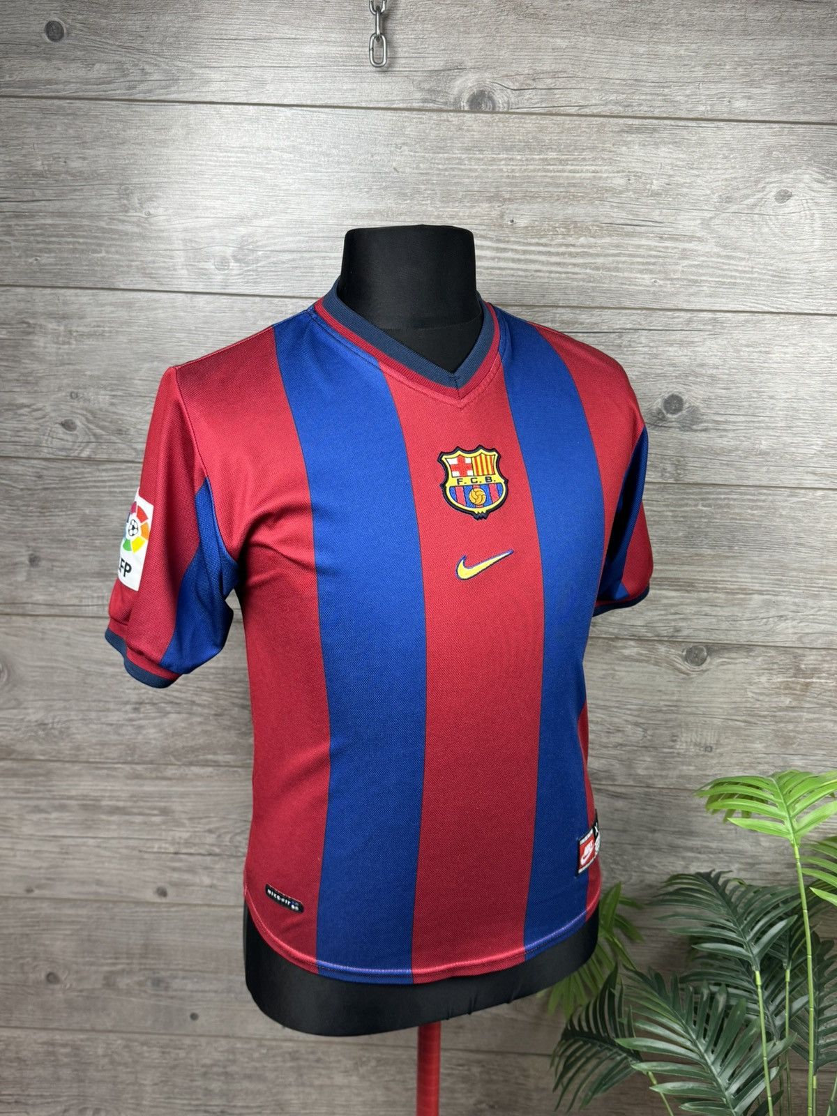 Nike BARCELONA 1998 1999 HOME FOOTBALL NIKE SHIRT SOCCER JERSEY Size US S / EU 44-46 / 1 - 2 Thumbnail