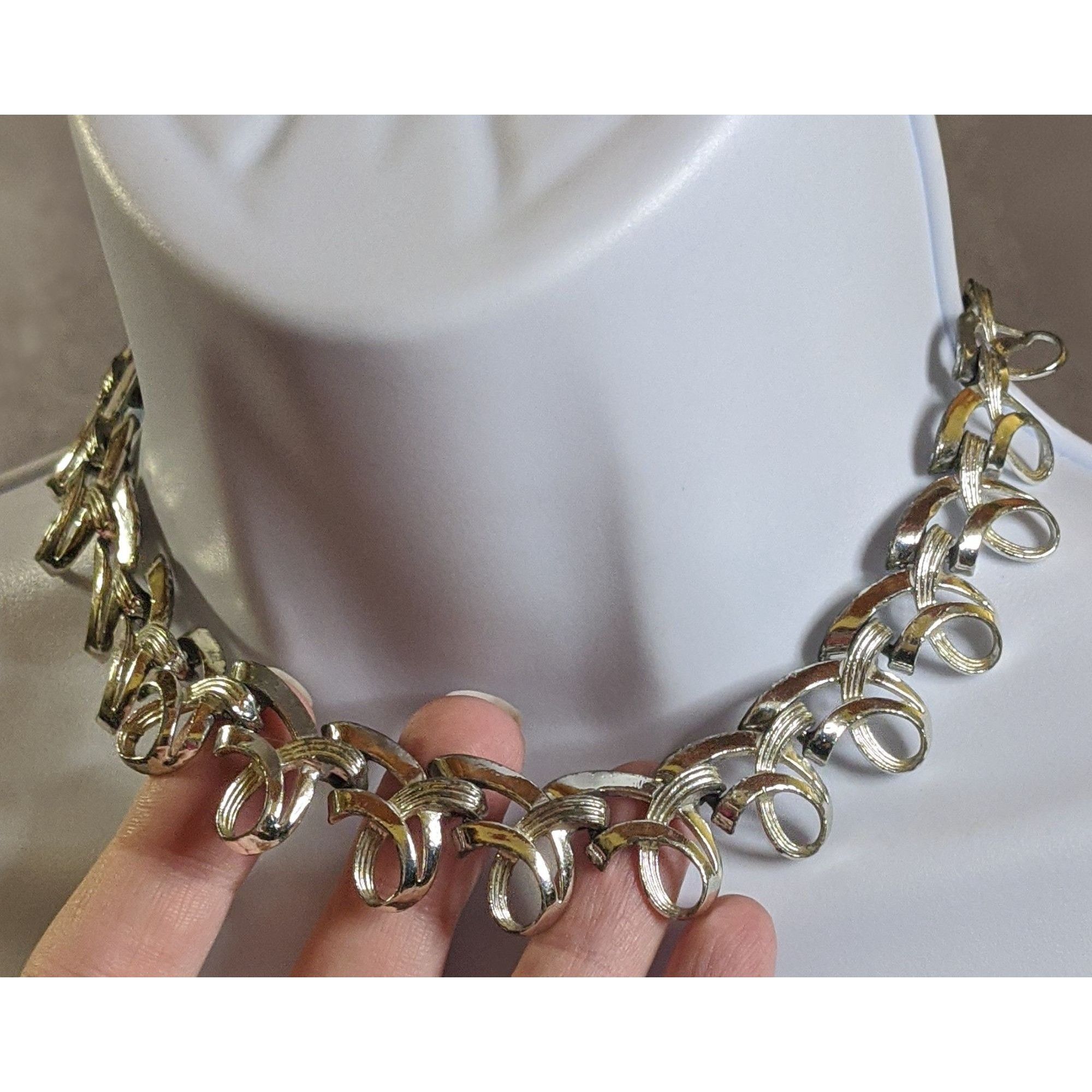 Other Vintage Ribbon Swirl Silver-Tone Statement Necklace With Ele Size ONE SIZE - 4 Thumbnail