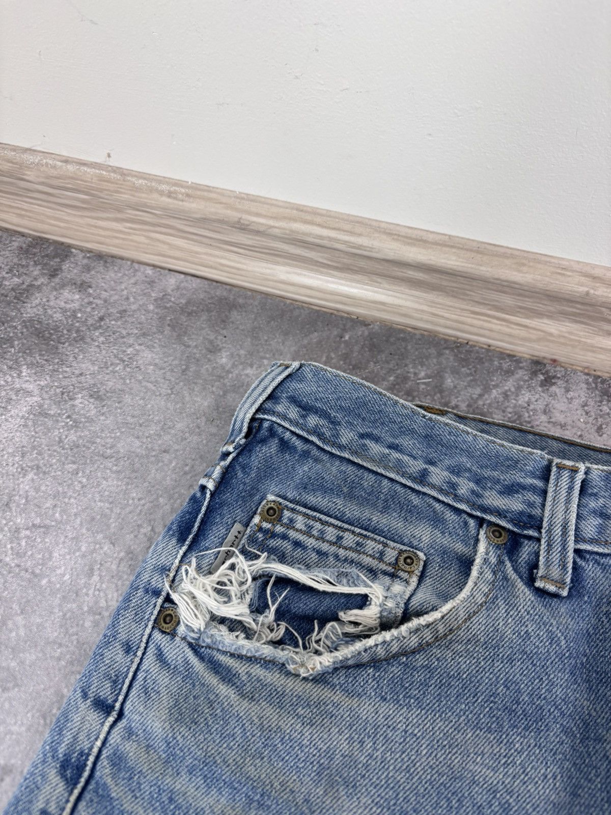 Carhartt Carhartt Men’s Denim Jeans Faded Blue Distressed Workwear Size US 34 / EU 50 - 16 Thumbnail