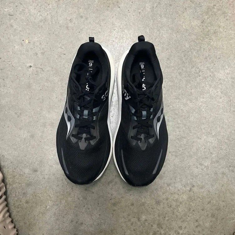 Saucony Saucony Hurricane 24 Wide Black Carbon S20934100 Size 11 men Size US 11 / EU 44 - 2 Thumbnail