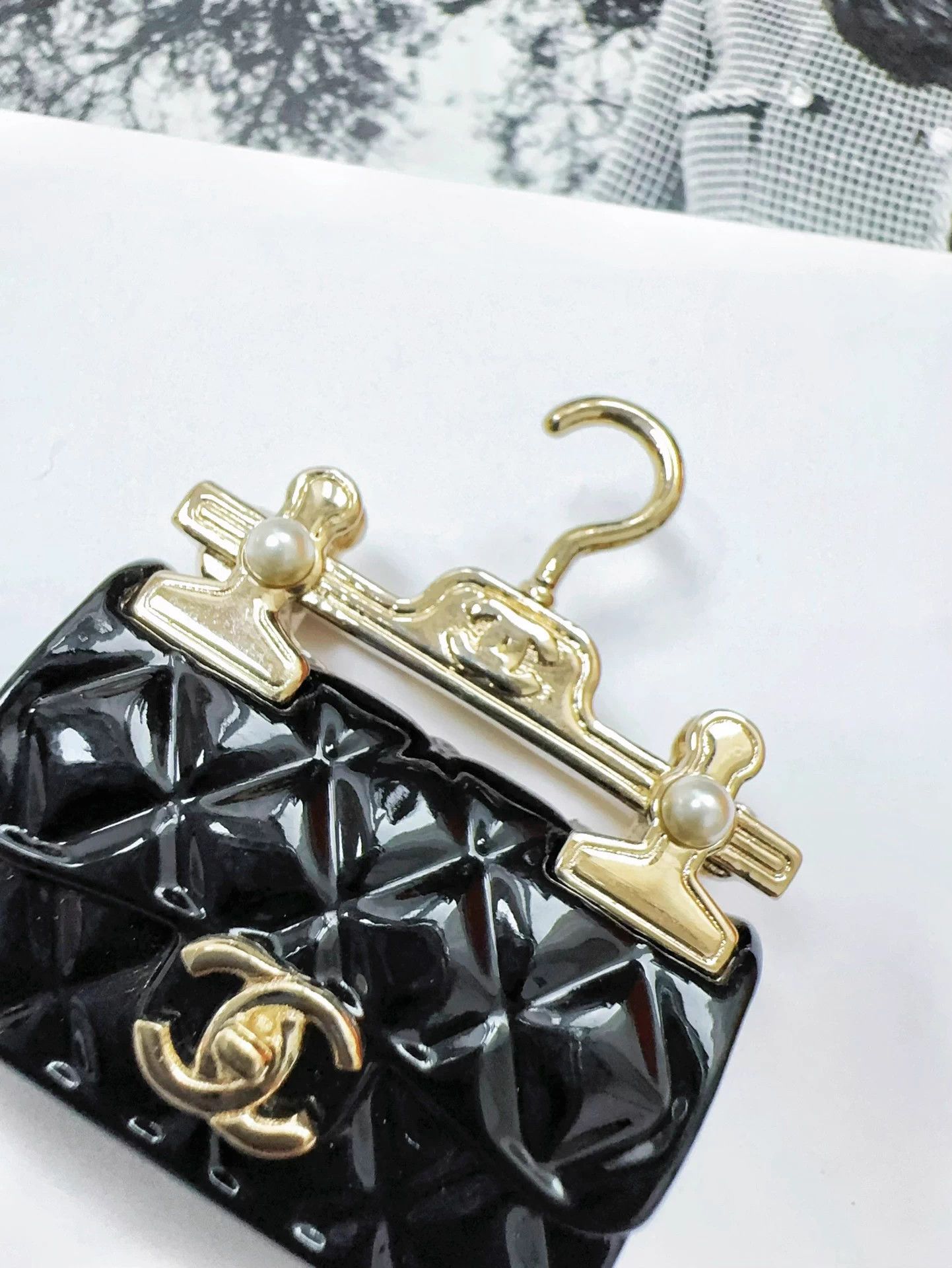 Chanel Chanel 23C Black CC Brooch Hanger Gold-Tone Size ONE SIZE - 3 Thumbnail