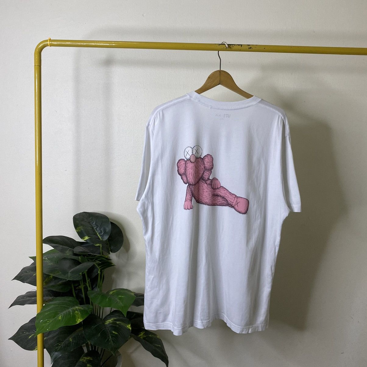 Kaws Kaws x Uniqlo Collaboration T Shirt Rare 2XL Size Size US XXL / EU 58 / 5 - 1 Thumbnail
