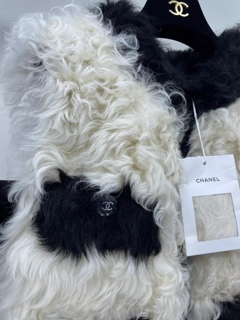 Chanel Chanel 21K black and white color-matched wool fur vest 2504 Size S / US 4 / IT 40 - 4 Thumbnail