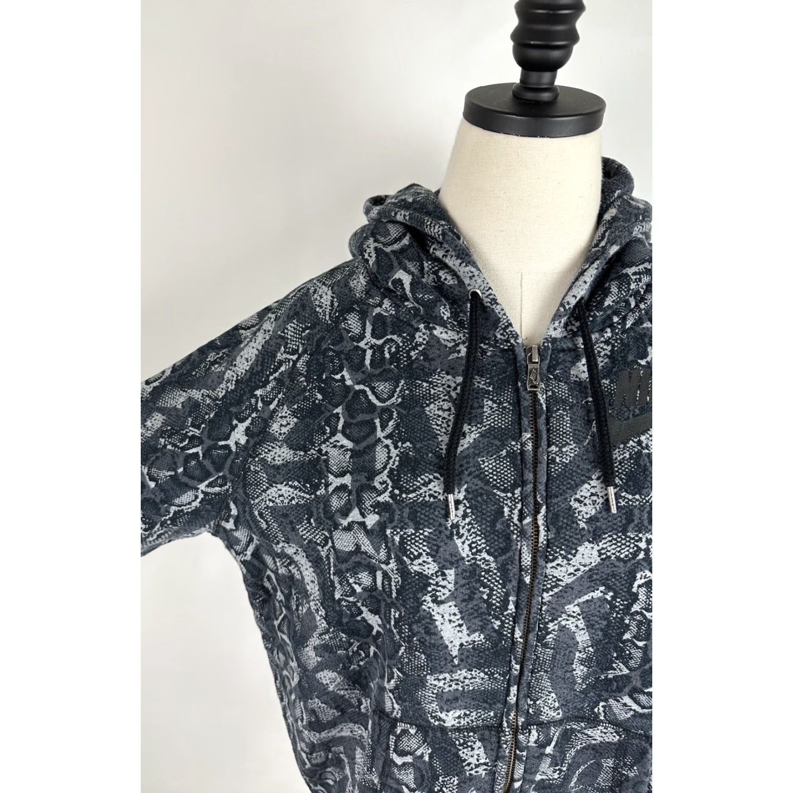 Nike VINTAGE Nike Hoodie Sweatshirt Womens Large Snakeskin Print Charcoal Gray Full Zip Gym Size L / US 10 / IT 46 - 5 Thumbnail