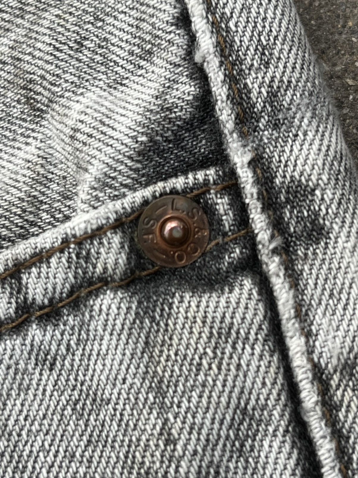 Levi's × Levi's Vintage Clothing × Vintage Vintage 90s Levi’s 505 Grey Wash Distressed Frayed Leg Jeans Size US 35 - 7 Thumbnail