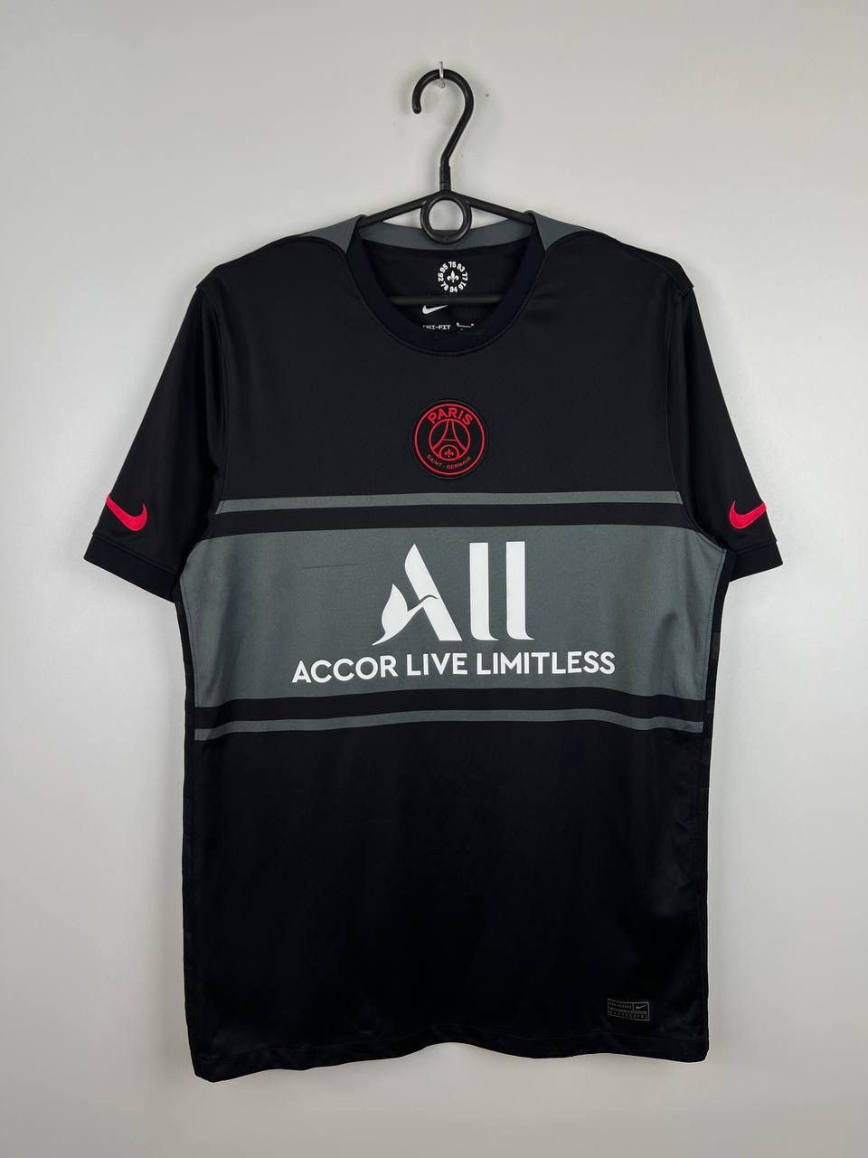 Vintage PSG Nike 2021-22 jersey t-shirts size M Size US M / EU 48-50 / 2 - 1 Thumbnail
