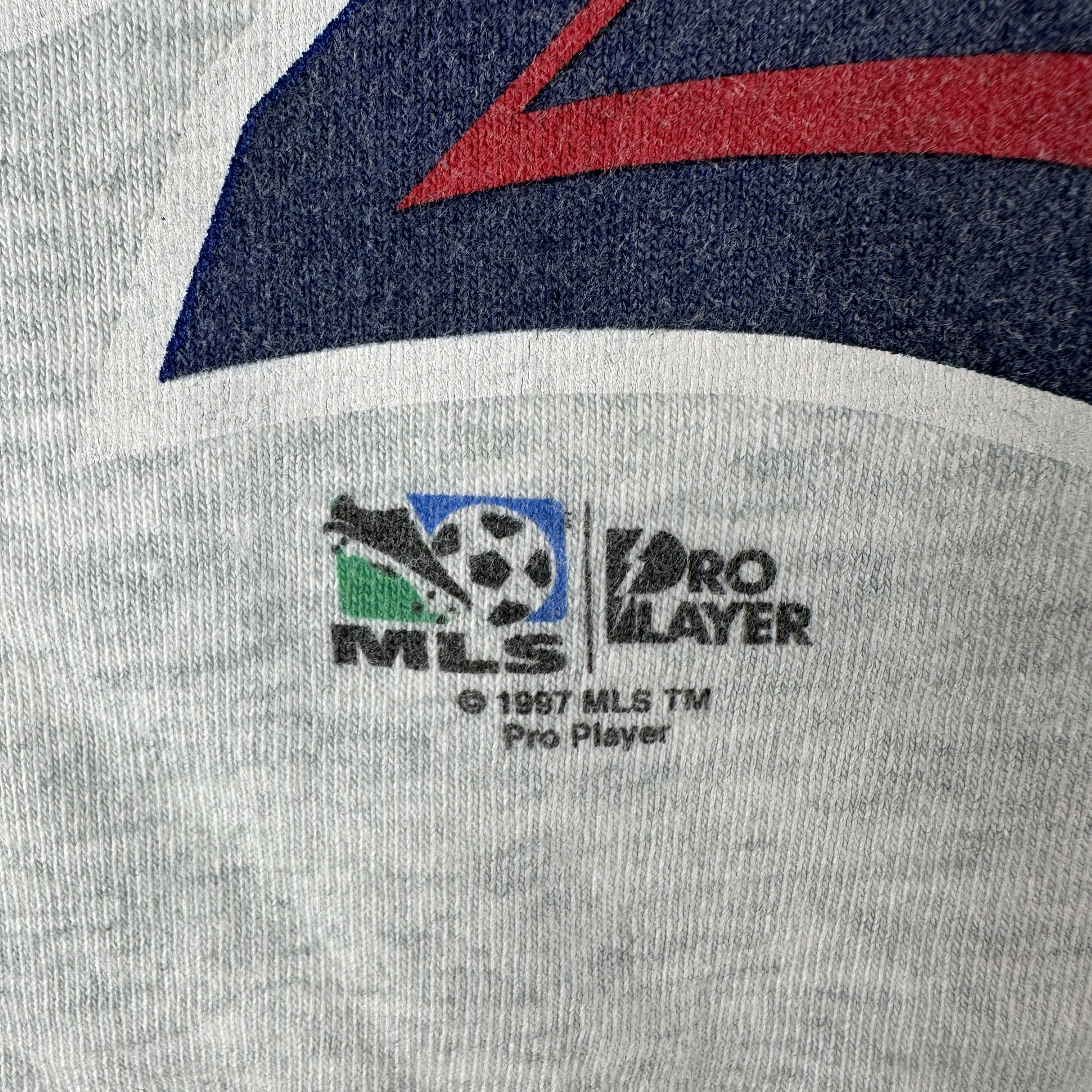 Vintage ​Vintage 1997 Chicago Fire MLS Soccer Graphic T-Shirt Size US L / EU 52-54 / 3 - 5 Thumbnail
