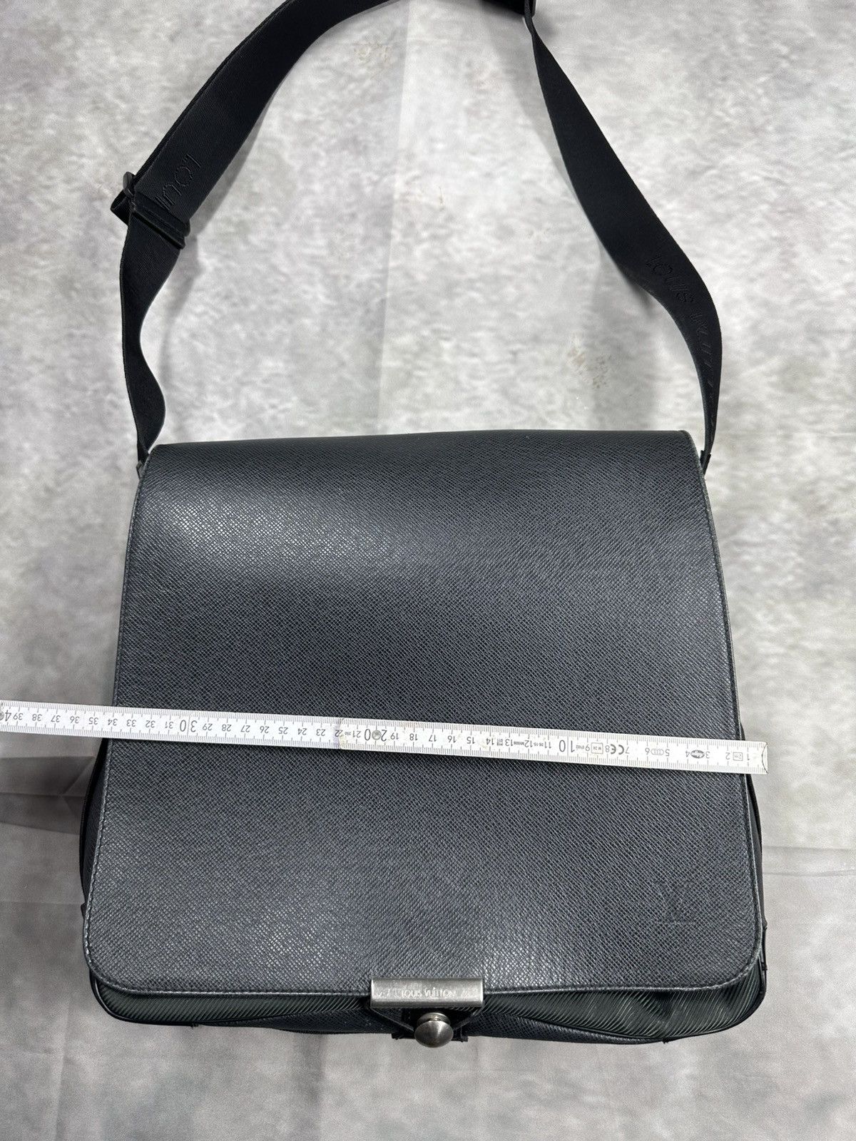 Louis Vuitton Louis Vuitton shoulder bag taiga viktor messenger Size ONE SIZE - 6 Thumbnail