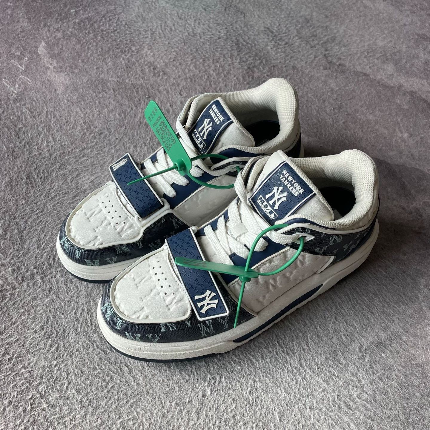 Louis Vuitton Louis Vuitton Blue Lowtop Sneakers 42 Men Size US 9 / EU 42 - 1 Thumbnail